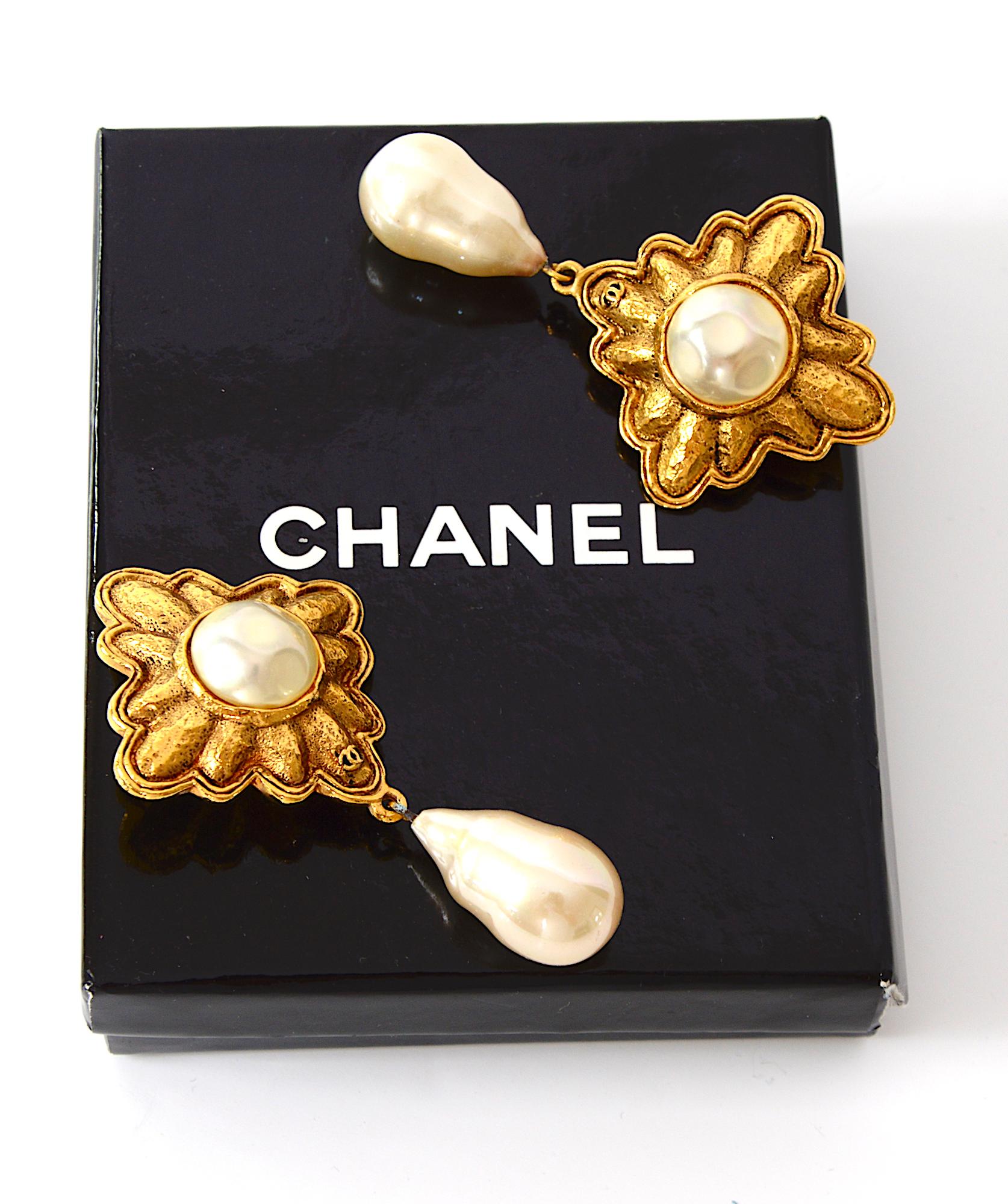Chanel vintage signed collection 26 pearl drop earclips   In Good Condition In Antwerp, BE