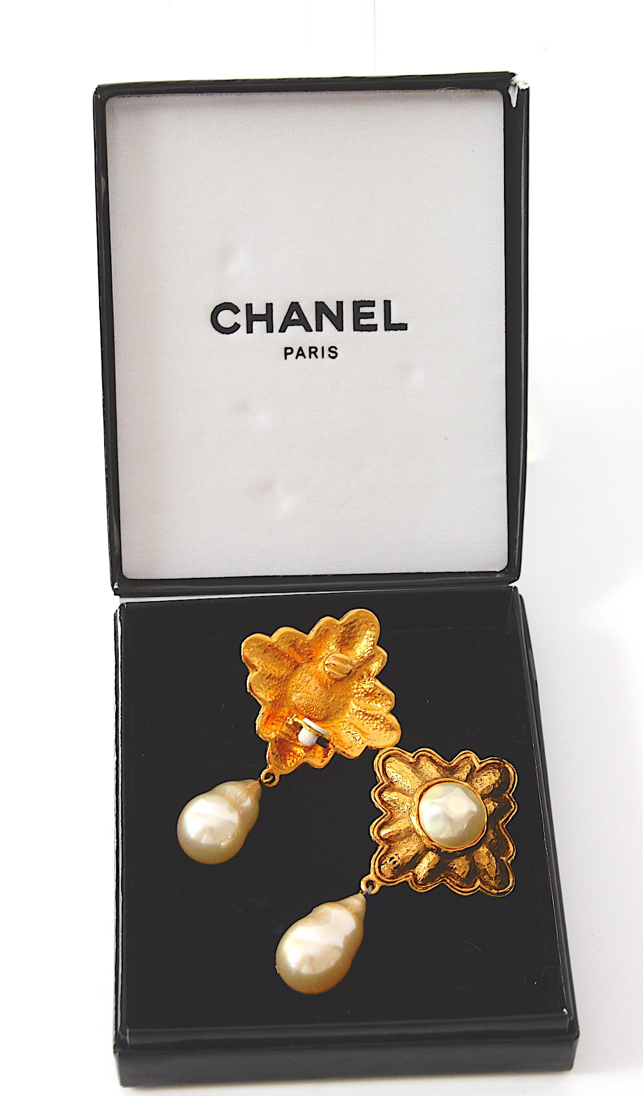Women's Chanel vintage signed collection 26 pearl drop earclips  