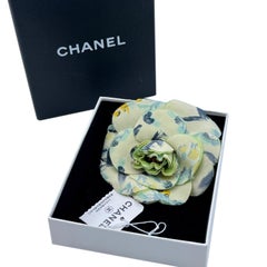 Chanel Vintage Anstecknadelbrosche aus Seide mit Blumendruck Camelia, Kamelie und Blumen