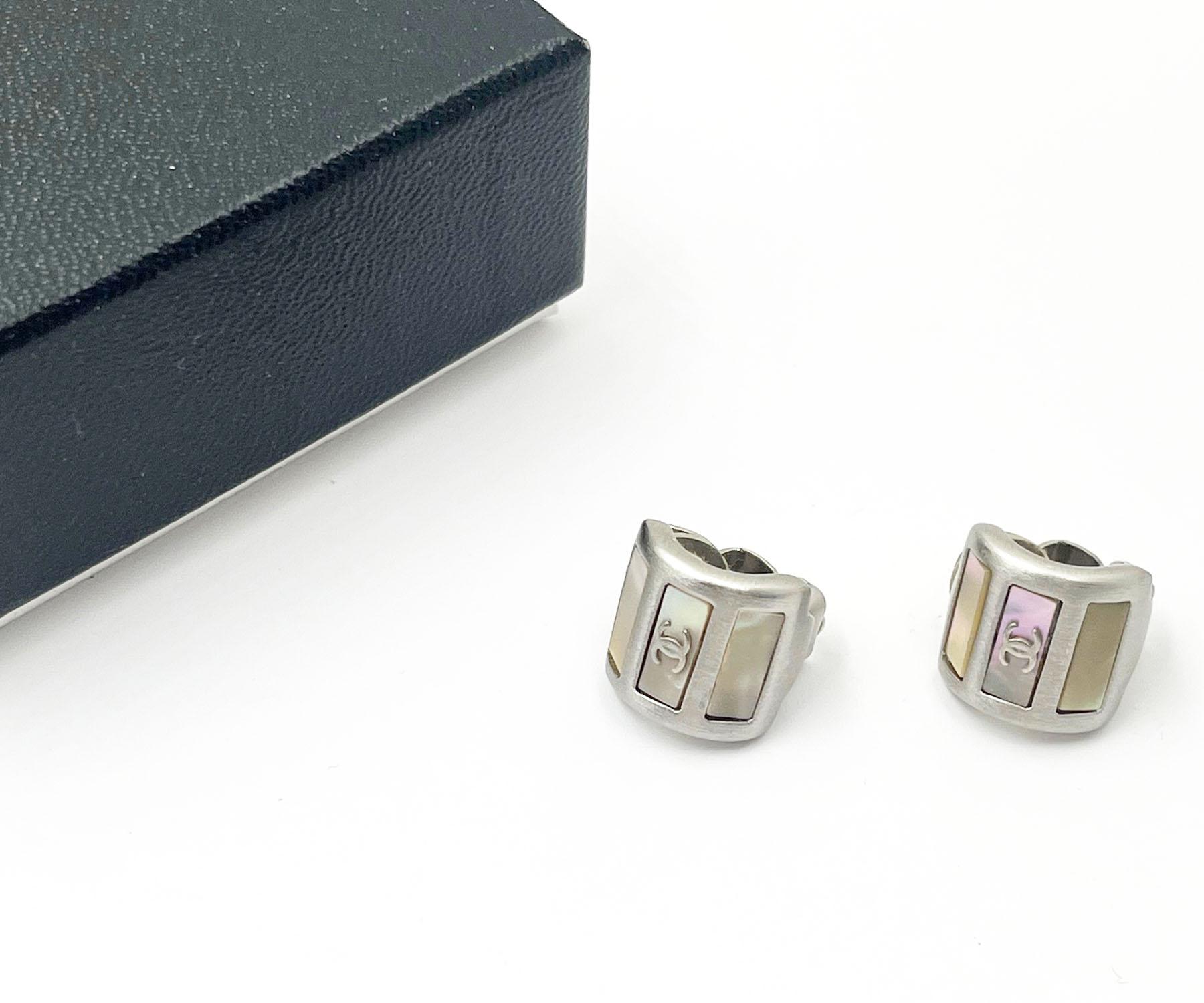 Chanel Classic Vintage Silver CC Baguette Mother of Pearl Clip on Earrings

* Marked 99 
* Made in Italy
* Comes with the original box

-It is approximately 0.5