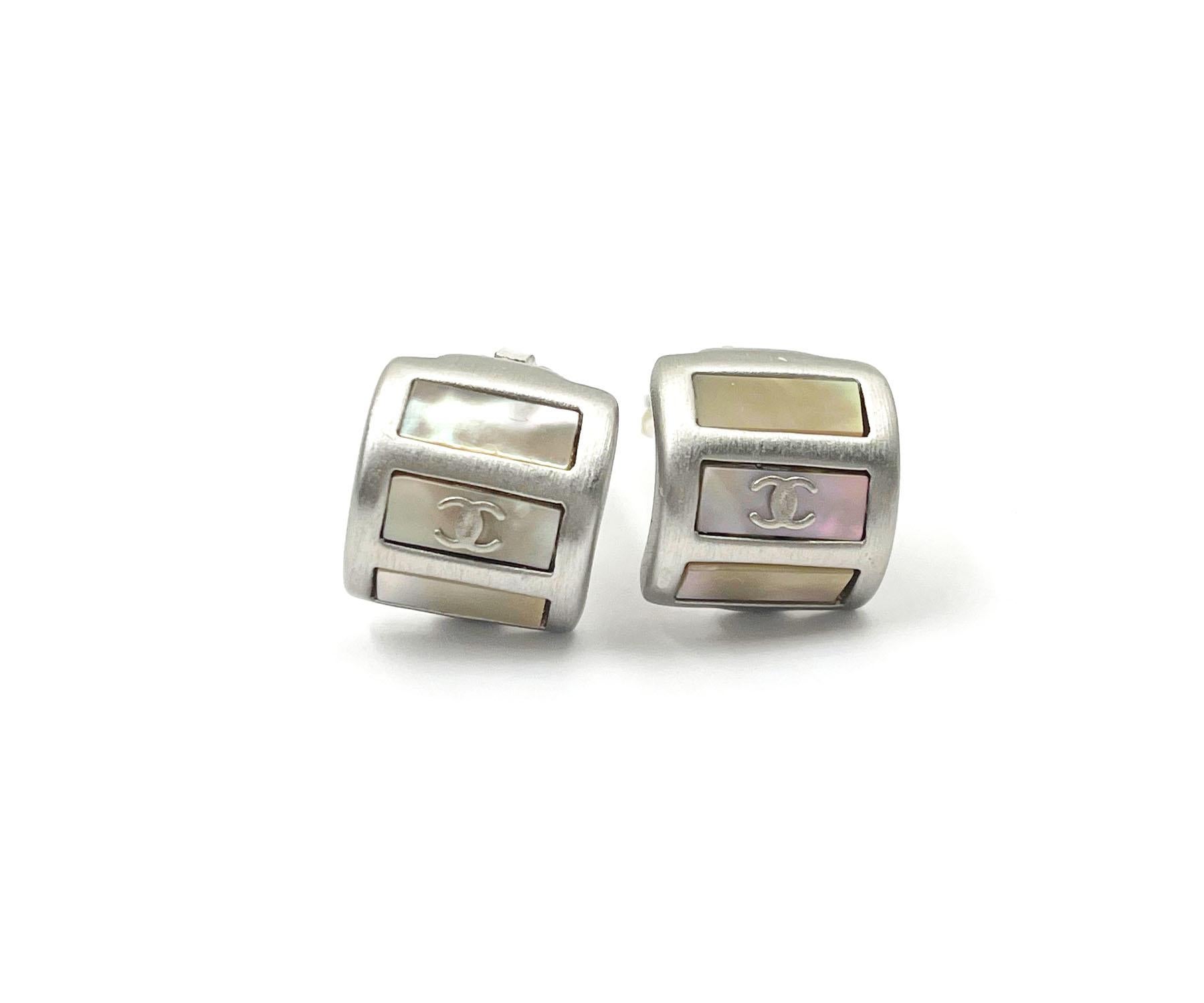 Chanel Vintage Classic Silver CC Baguette Mother of Pearl Clip on Earrings In Excellent Condition For Sale In Pasadena, CA