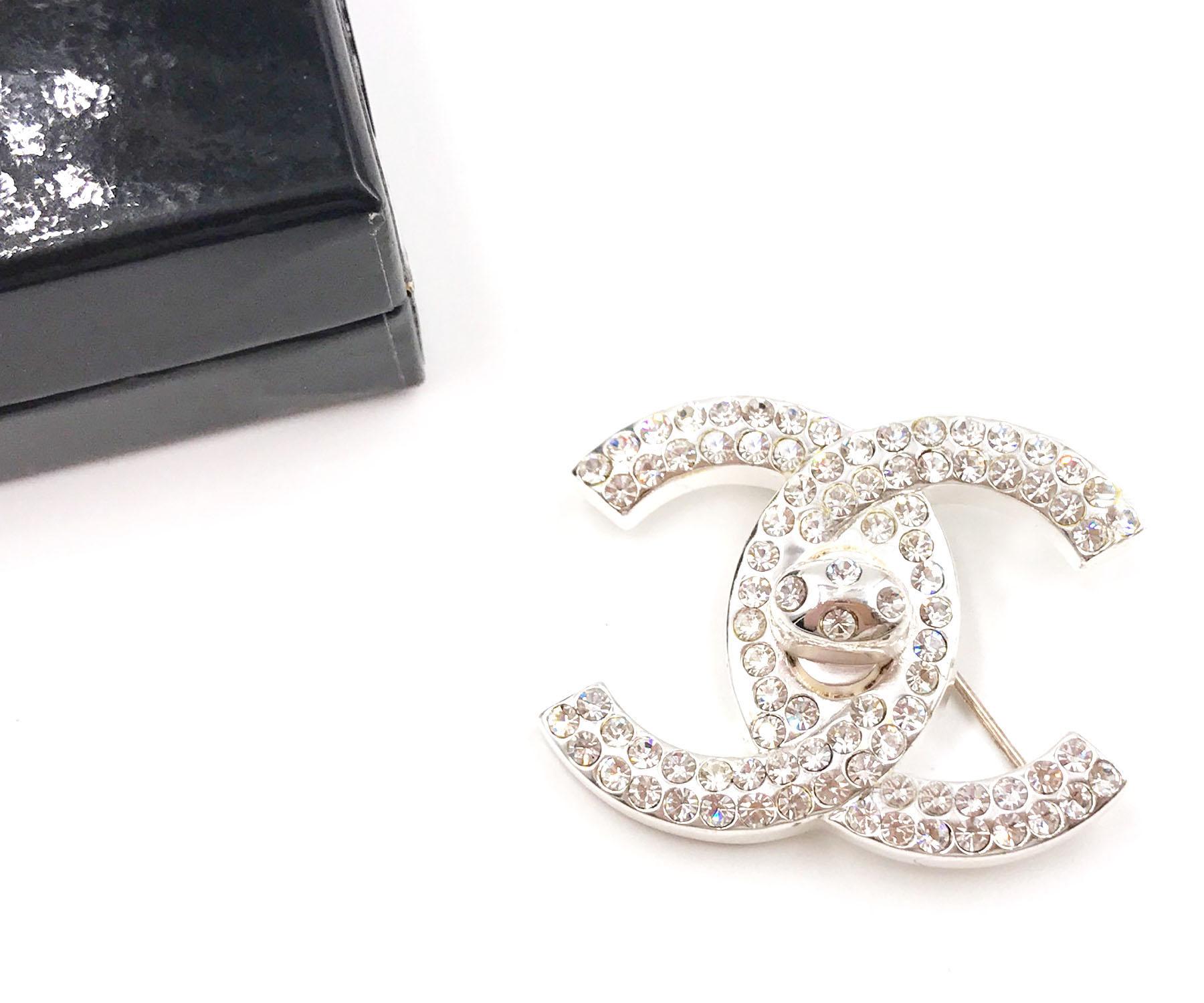 Chanel Vintage Silver CC Crystal Turnlock Brooch

* Marked 96
* Made in France
* Comes with the original box

-It is approximately 1.5