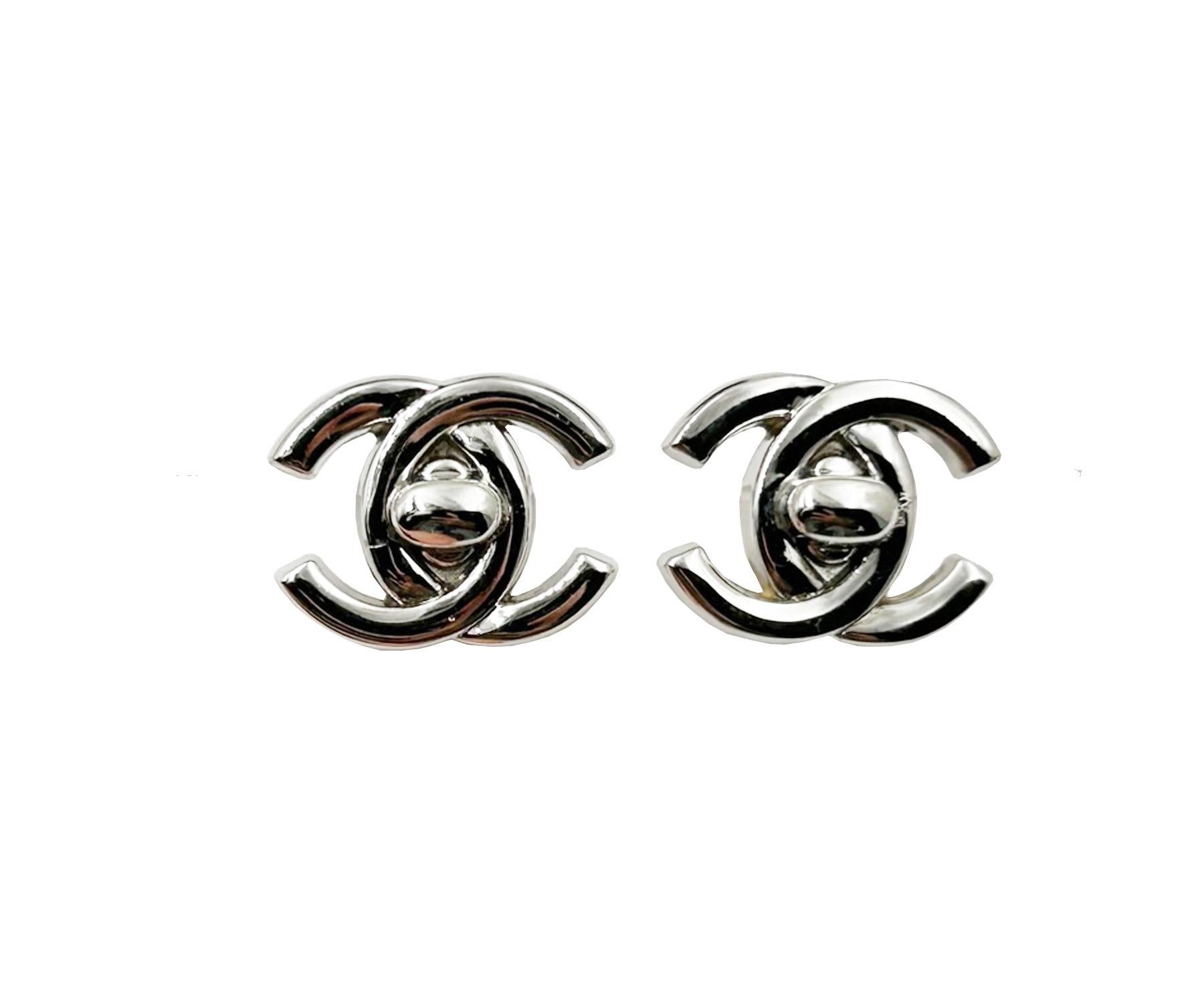 Chanel Vintage Silver CC Turnlock Clip on Earrings

* Marked 95
* Made in France
* Comes with the original box

-It is approximately 0.9