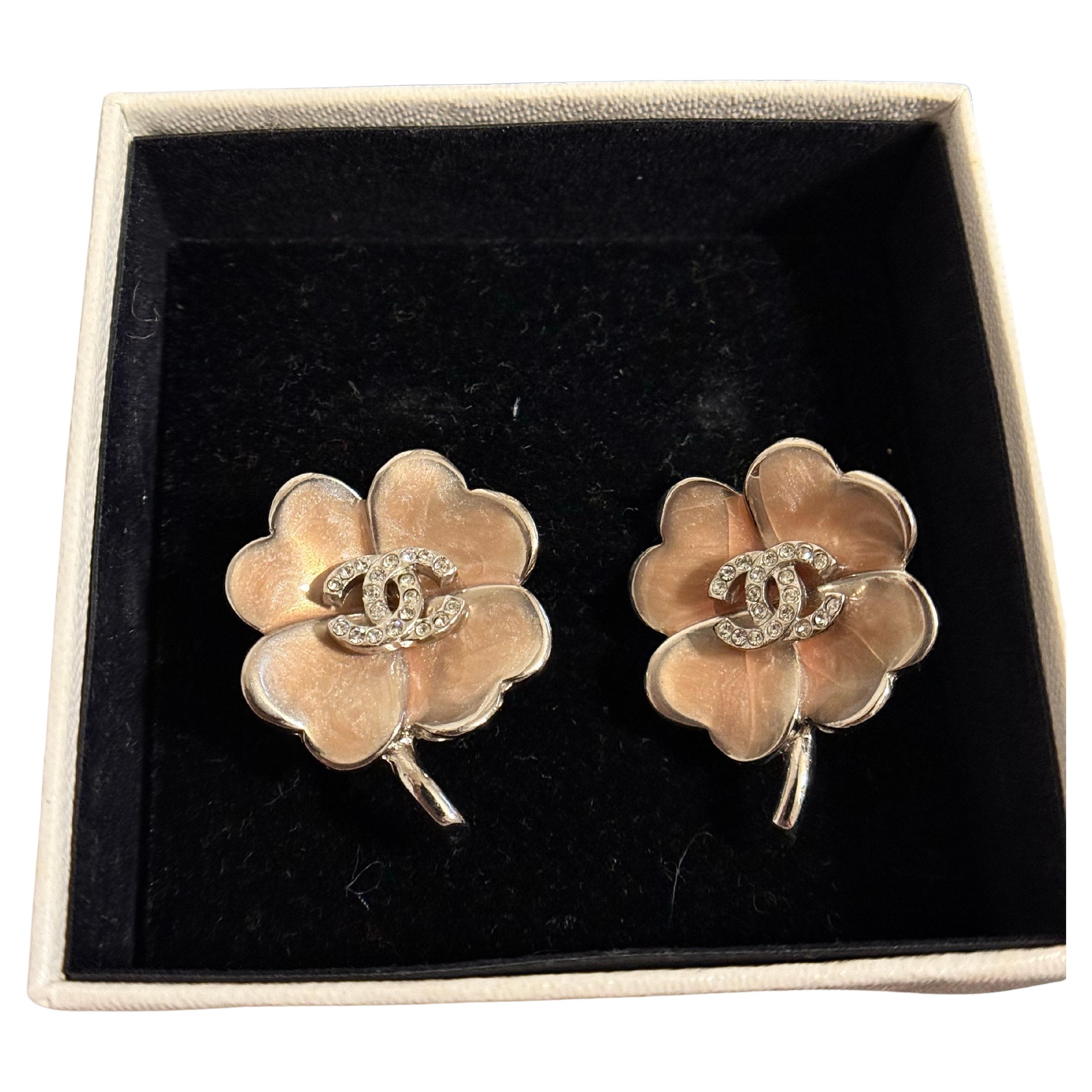 Orecchini a clip CHANEL Vintage in argento con cristalli rosa CC