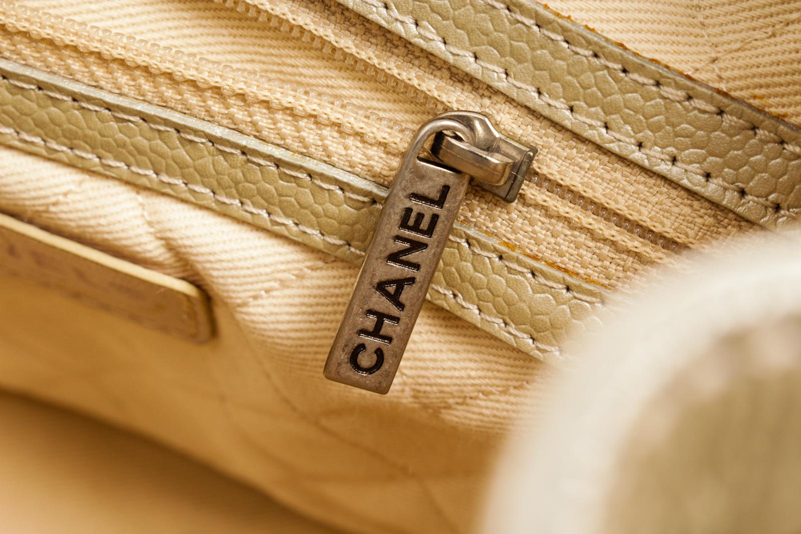 Chanel Vintage Silberne CC Bucket Bag aus Leder mit Kordelzug 1
