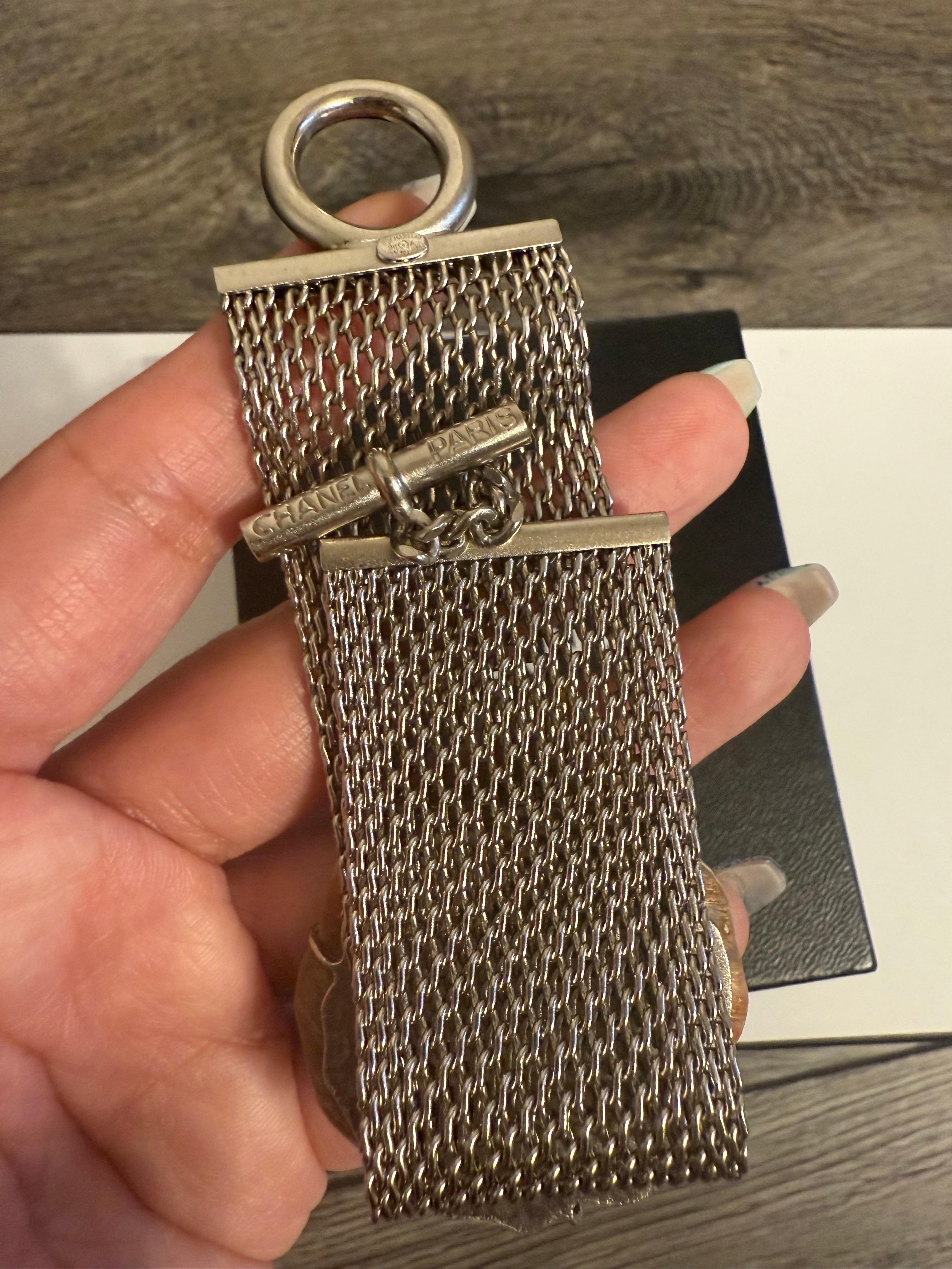 CHANEL Pulsera vintage de malla de plata Camelia Madreperla en venta 6