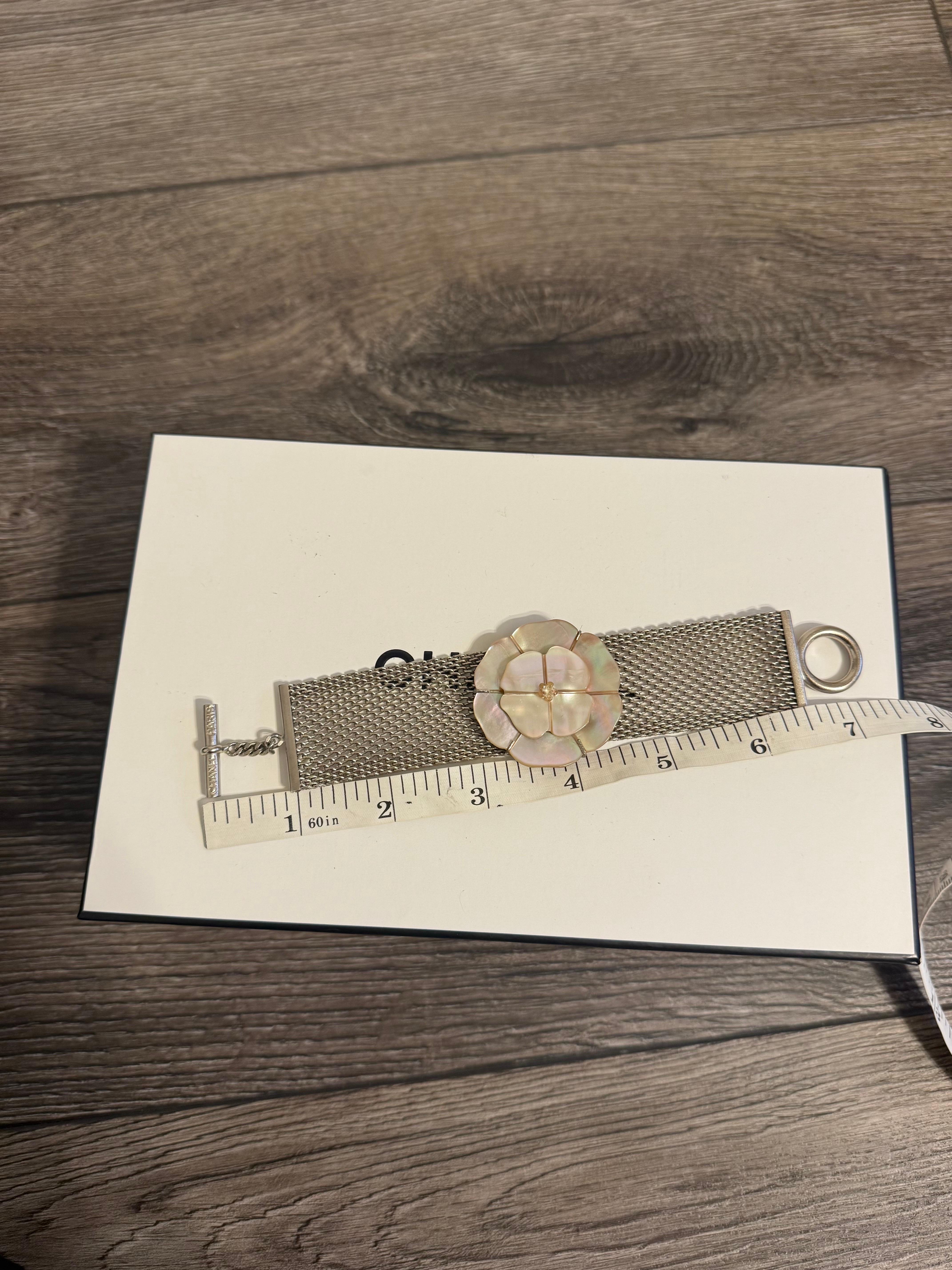 CHANEL Pulsera vintage de malla de plata Camelia Madreperla en venta 7