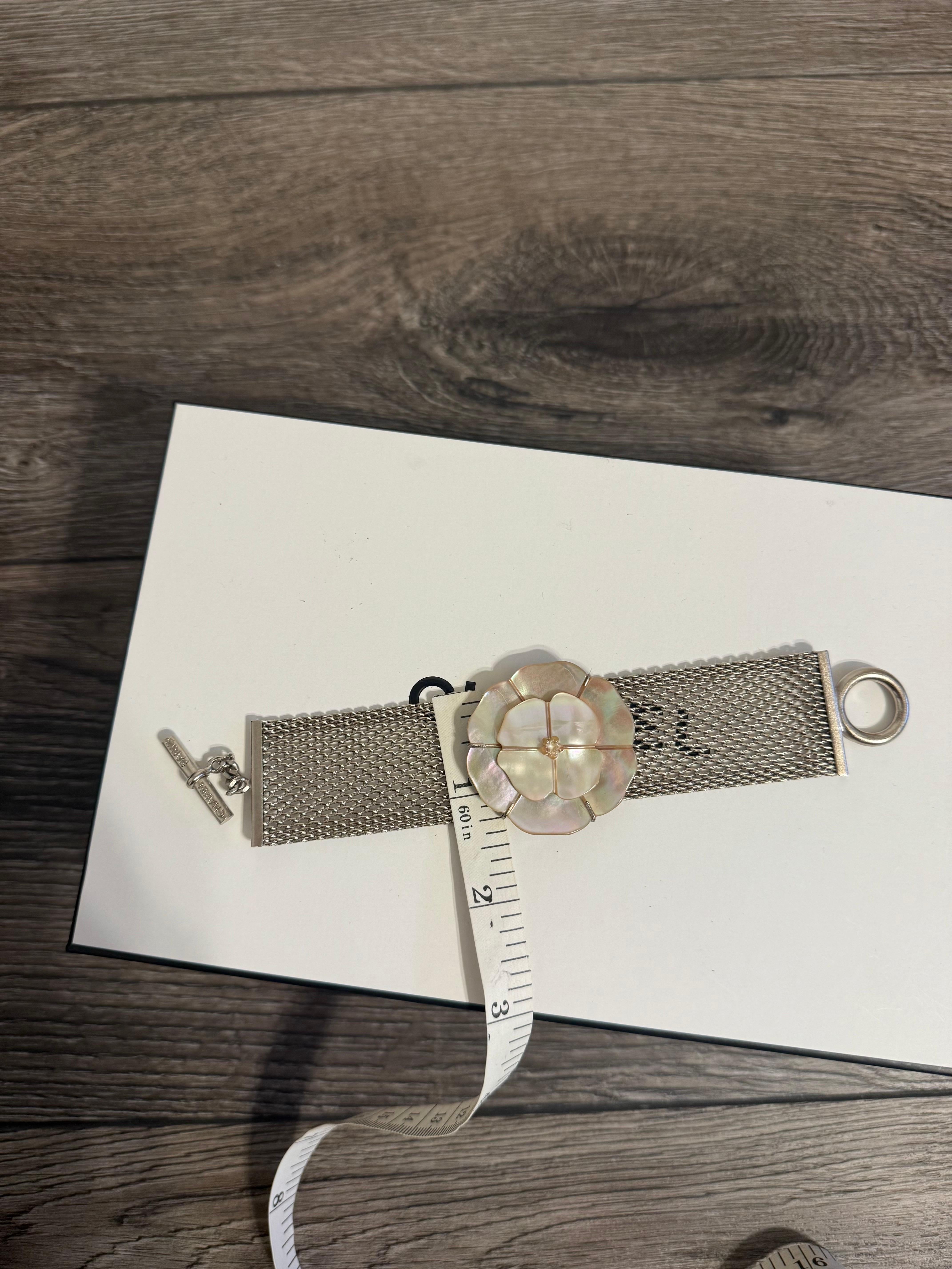 CHANEL Pulsera vintage de malla de plata Camelia Madreperla en venta 8