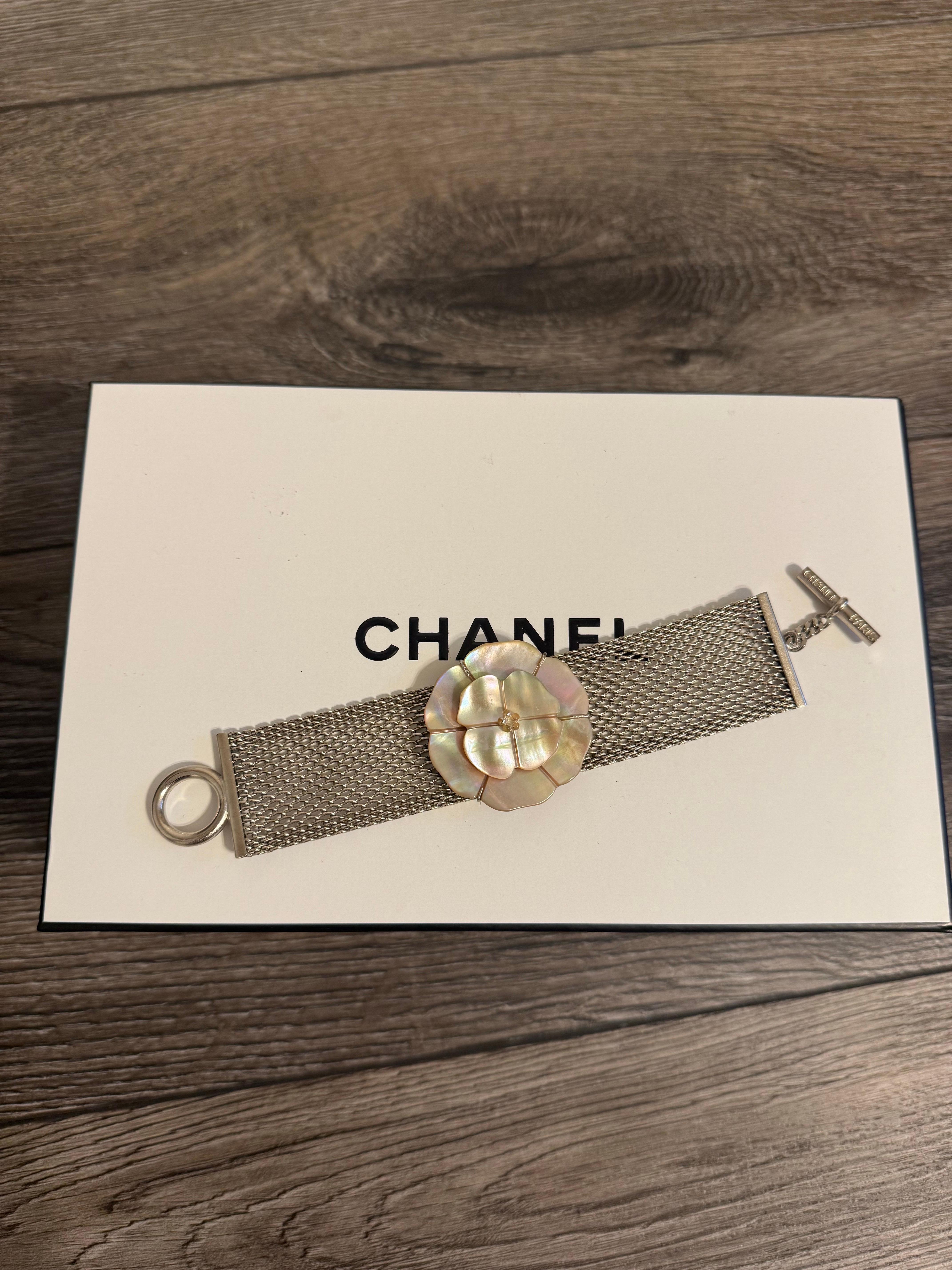 Preciosa pulsera Chanel de nácar con banda de malla de plata
100% auténtico
Fabricado en Francia
Colección 1998
Metal plateado, perla de imitación
Muy buen estado en general, aparte de ligeros arañazos y desgaste en toda la superficie
Viene con caja