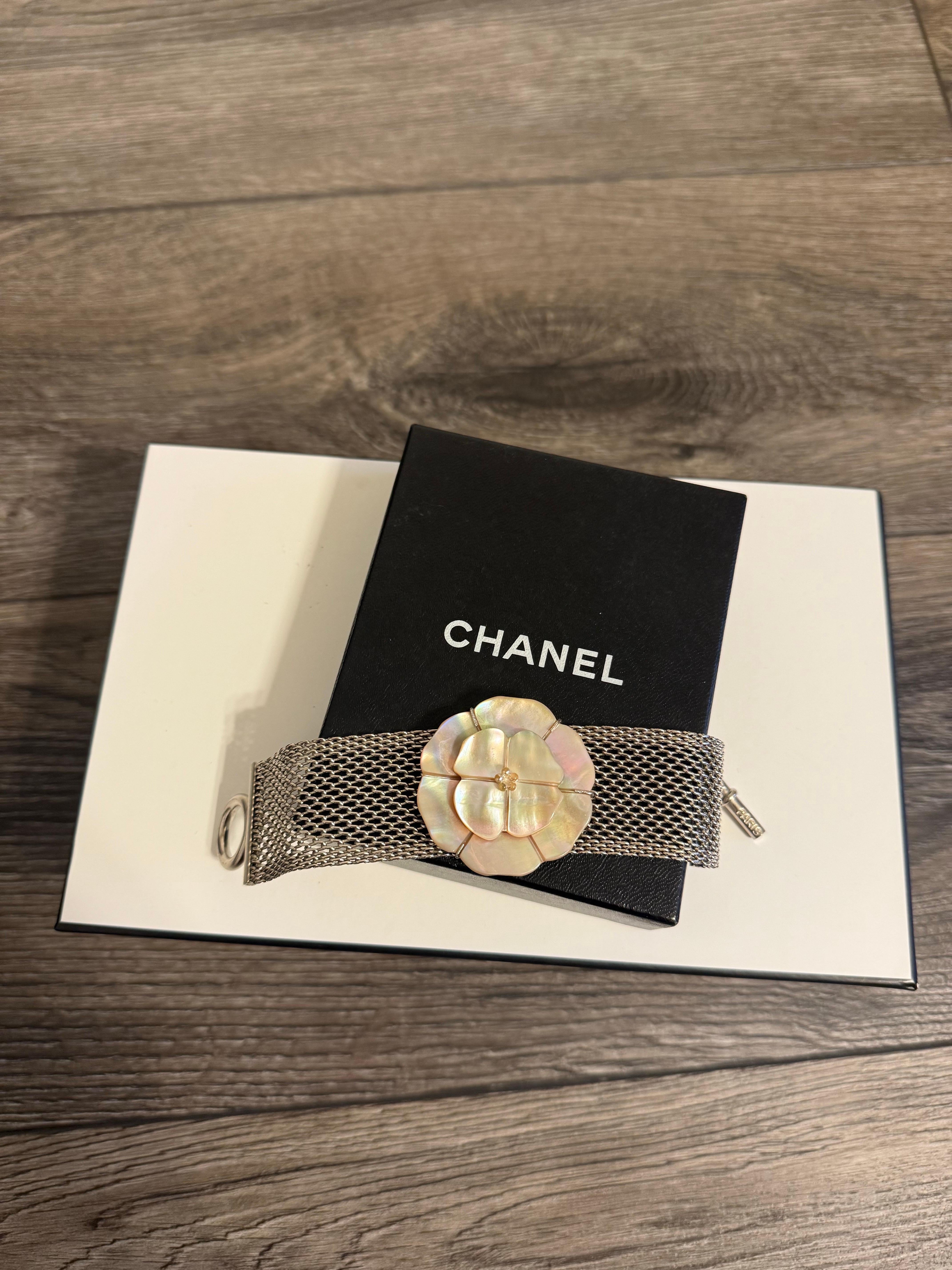 CHANEL Pulsera vintage de malla de plata Camelia Madreperla en Bueno estado para la venta en Bellevue, WA