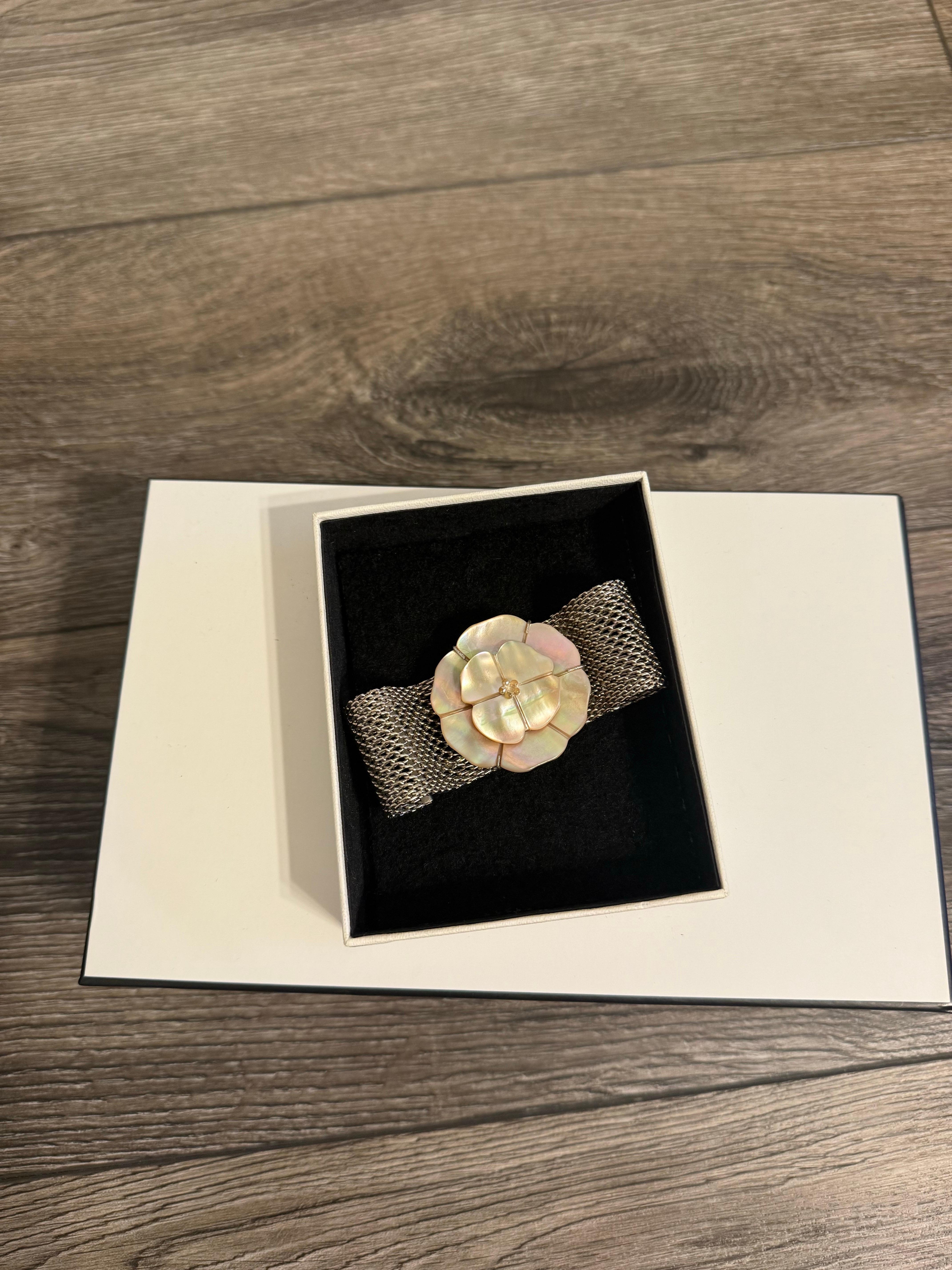 Femenino o masculino CHANEL Pulsera vintage de malla de plata Camelia Madreperla en venta