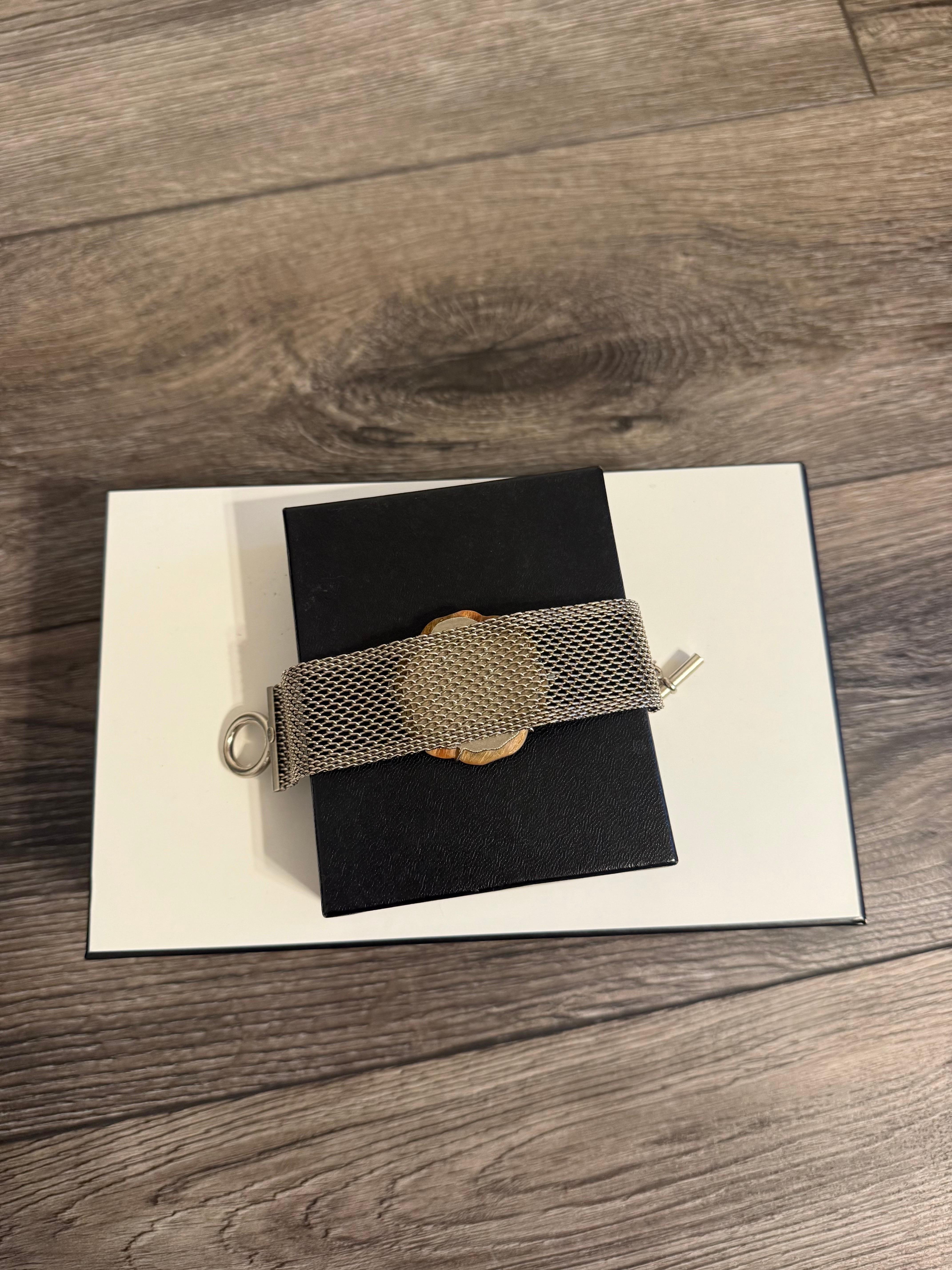 CHANEL Pulsera vintage de malla de plata Camelia Madreperla en venta 5