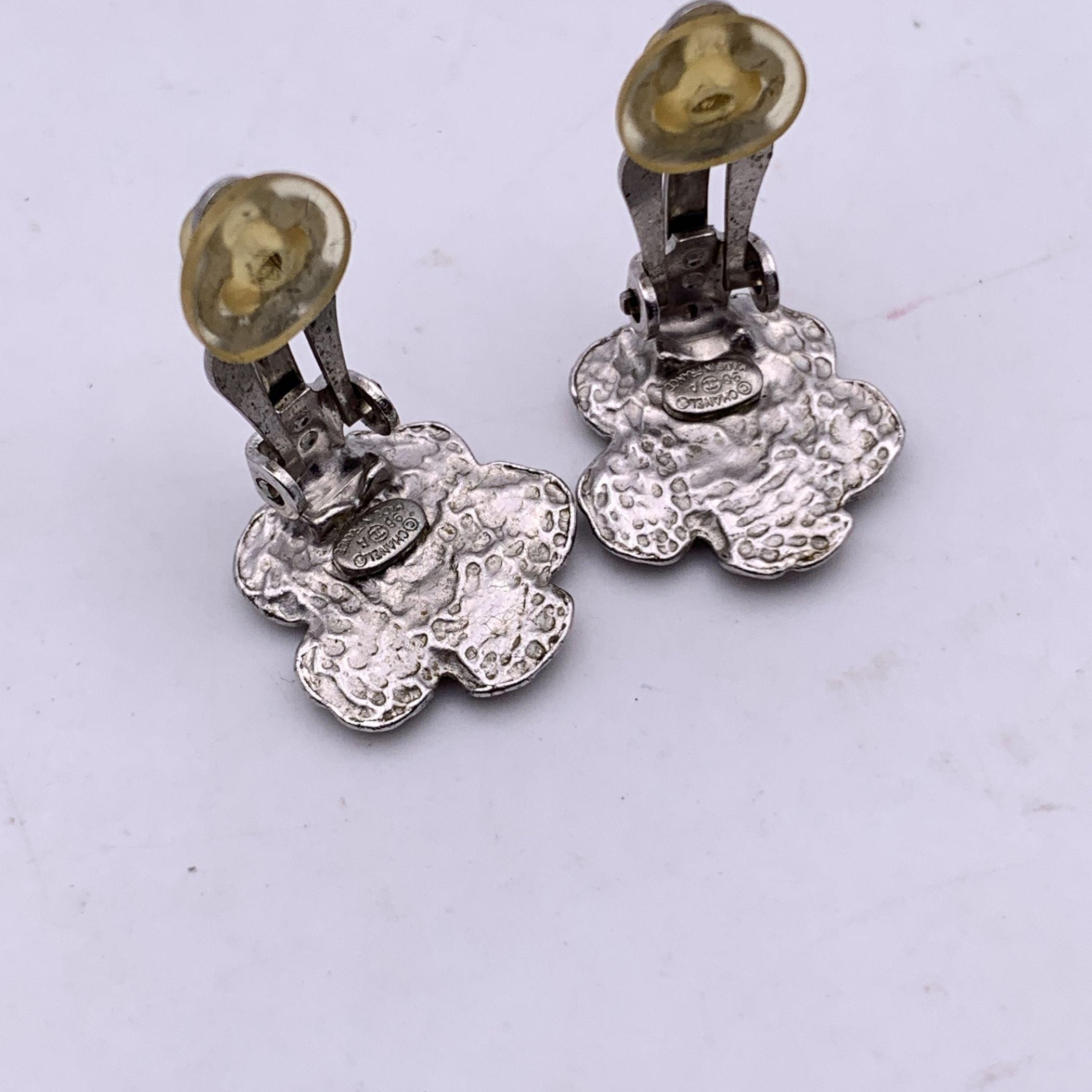Chanel Vintage Silver Metal Quilted Camellia Flower Clip On Earrings In Good Condition In Rome, Rome