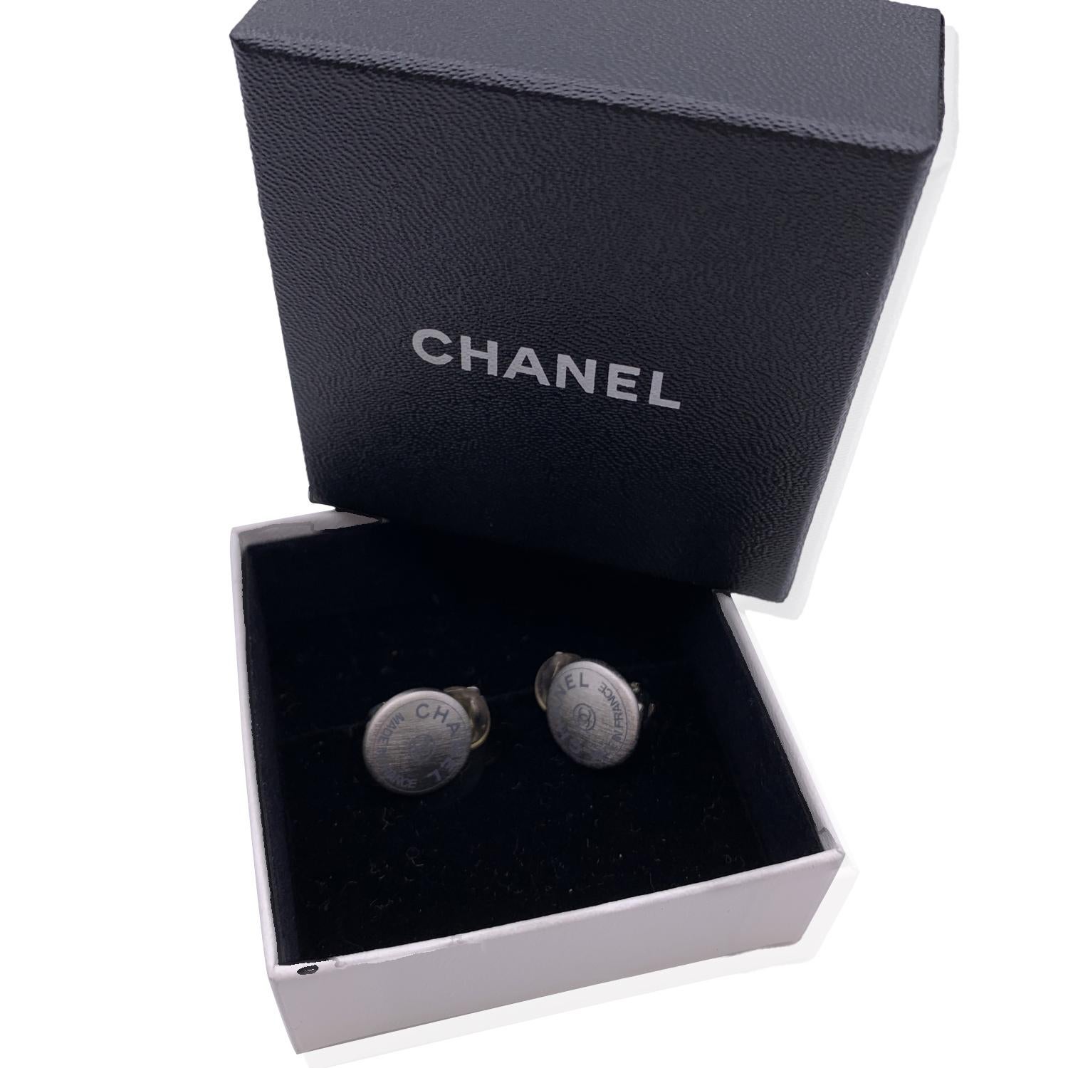 Gorgeous vintage CHANEL silver metal small round studs earrings. 'Chanel - CC -Made in France' writing on each earrings. Clip-on earrings. Signed 'Chanel - 99 CC A - Made in France' oval hallmark on the reverse of the earring. Diameter: 14