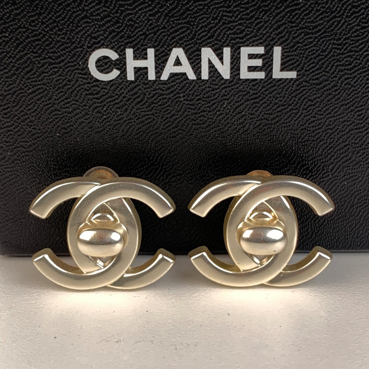 Chanel Vintage Silver Metal Turnlock CC Logo Clip On Earrings 2