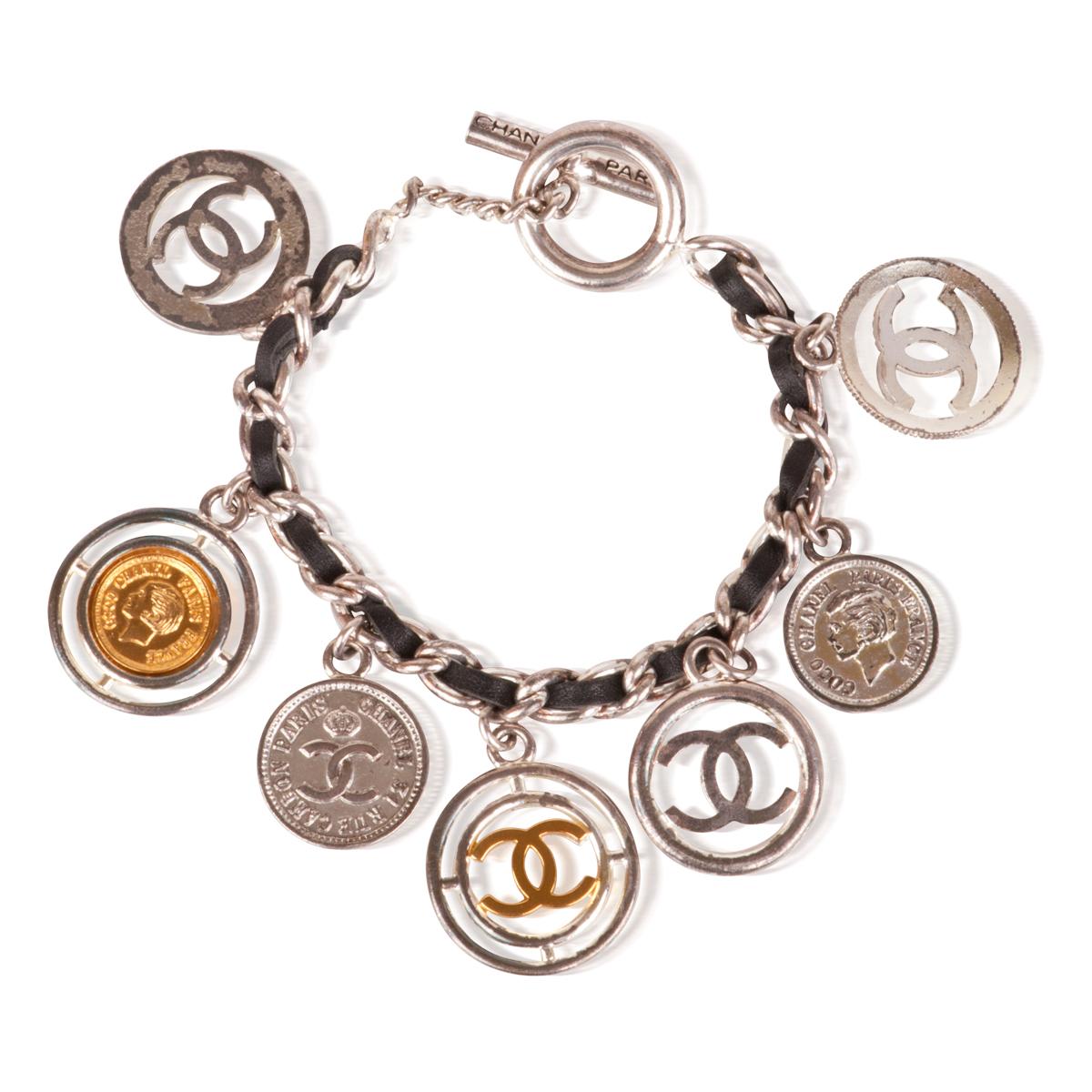 Gebrauchte Vintage Chanel Silber-Ton-Leder CC-Logo Münze Charme Armband, hergestellt in Frankreich, 1997. 

Das Armband ist aus der Chanel Spring 1997 Kollektion. Sie ist sehr klassisch, in gutem gebrauchten Zustand und eignet sich hervorragend für