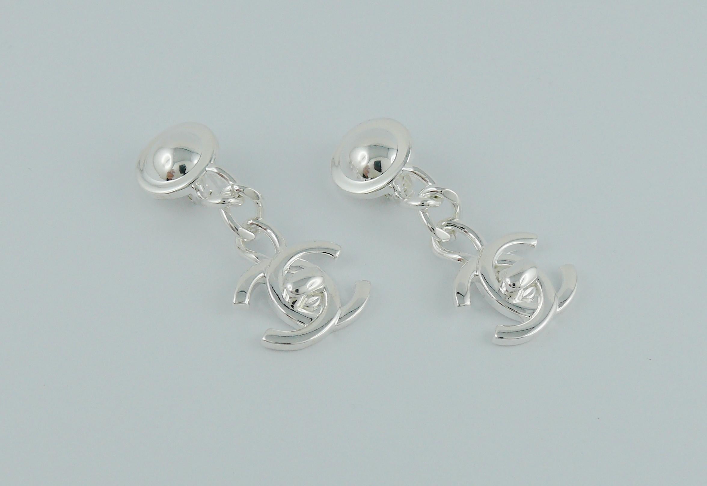 Chanel Vintage Silver Toned CC Turnlock Dangling Earrings FW 96 In Excellent Condition In Nice, FR