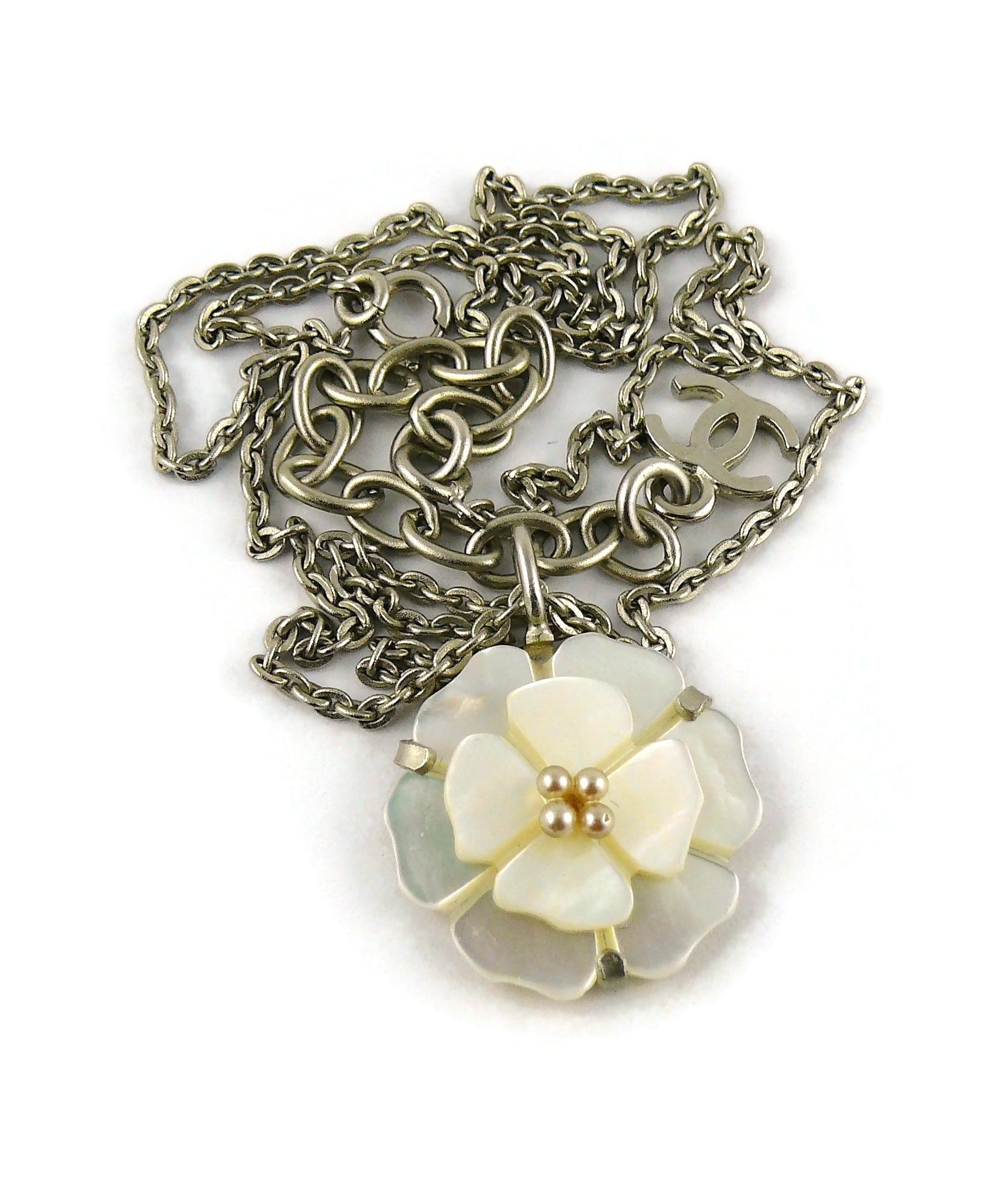 Chanel Vintage Silver Toned Camellia Flower Pendant Necklace In Excellent Condition In Nice, FR