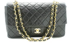CHANEL Vintage Umhängetasche aus gestepptem Lammfell mit einer Kette und Klappe