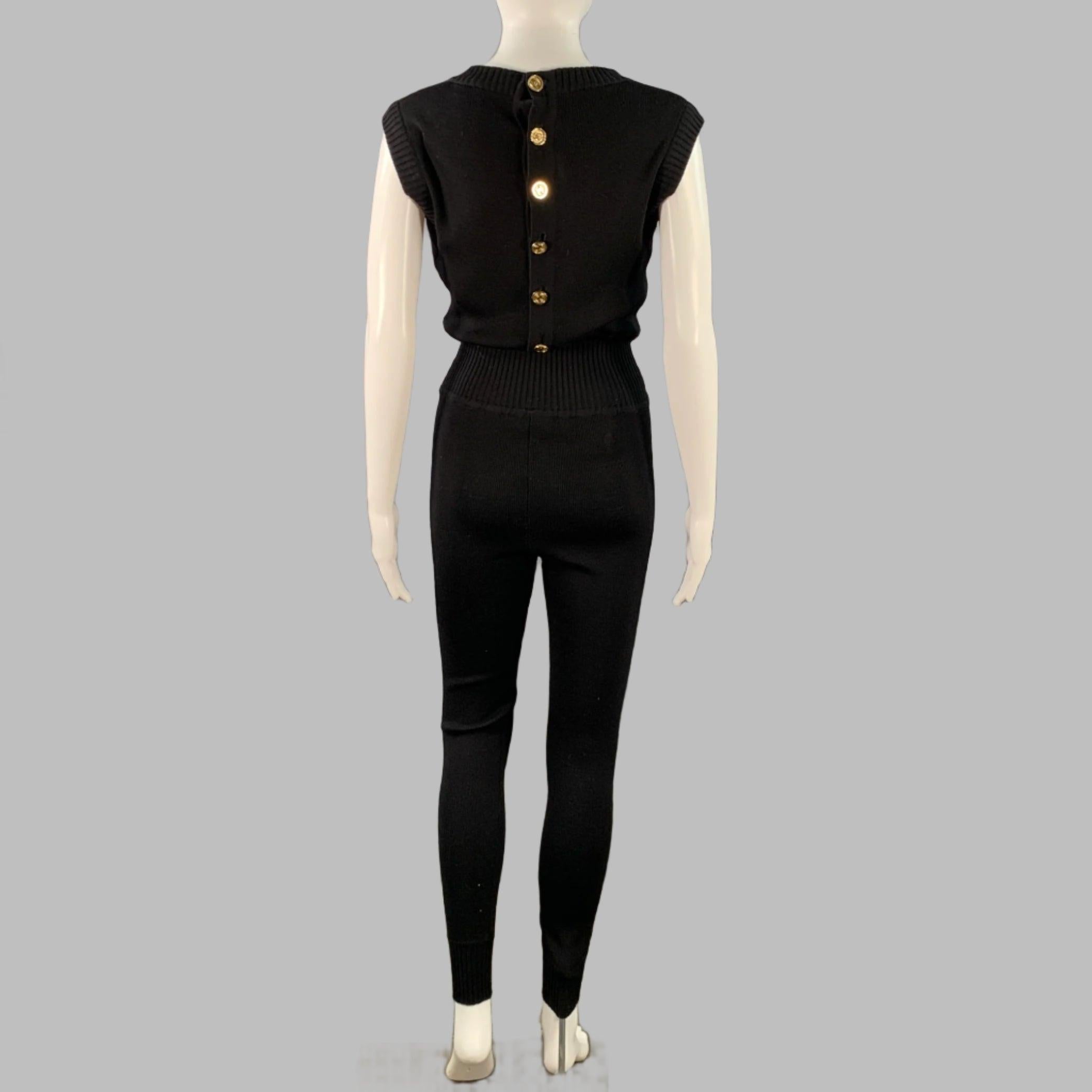 Tuta vintage di Chanel
in maglia di jersey nero, senza maniche, con scollo a V e chiusura posteriore con bottoni CC in metallo dorato.Ottime condizioni di prevendita. Etichetta del marchio parzialmente rimossa, piccoli segni all'interno