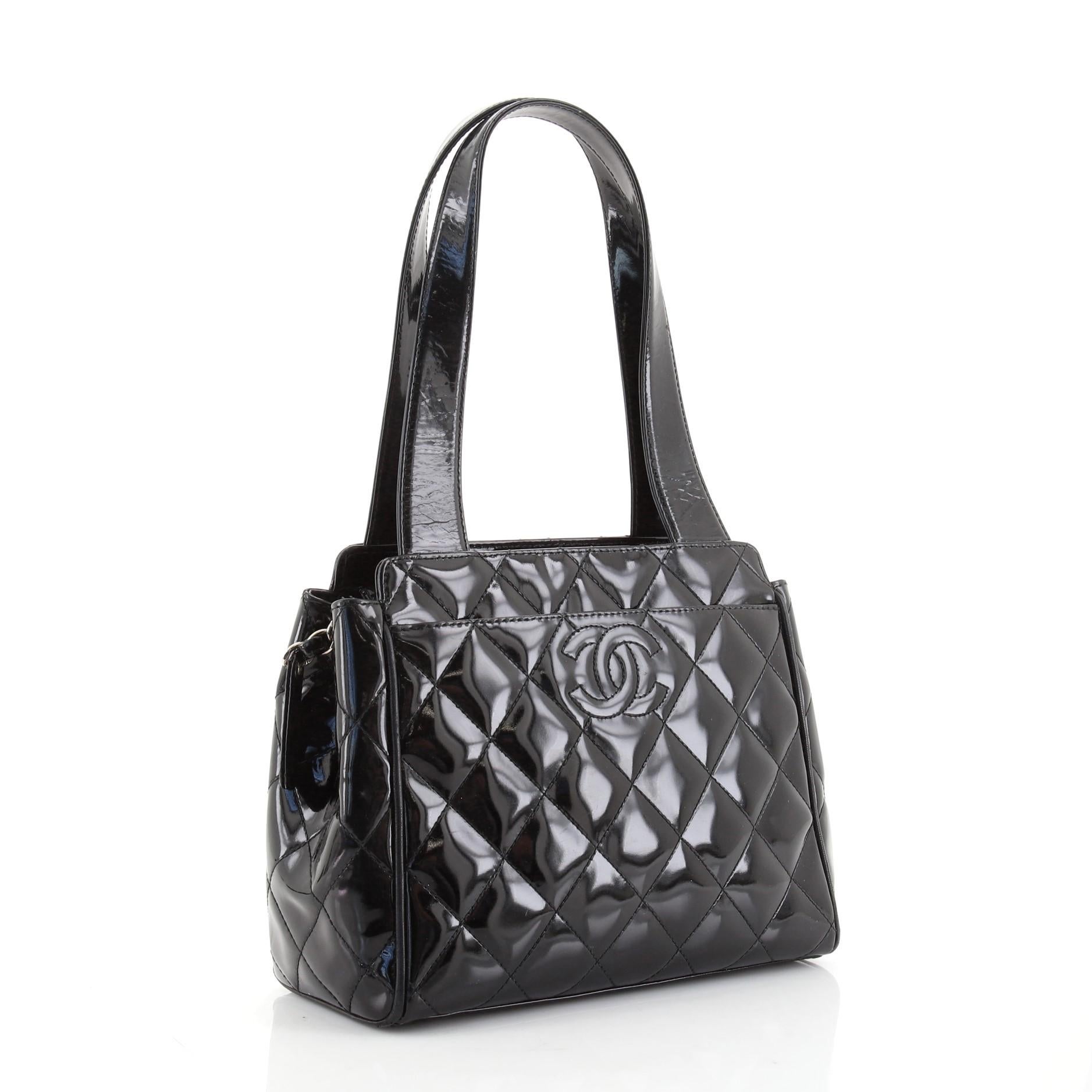 Chanel Vintage Umhängetasche mit Schlitz aus gestepptem Lackleder Klein (Schwarz)