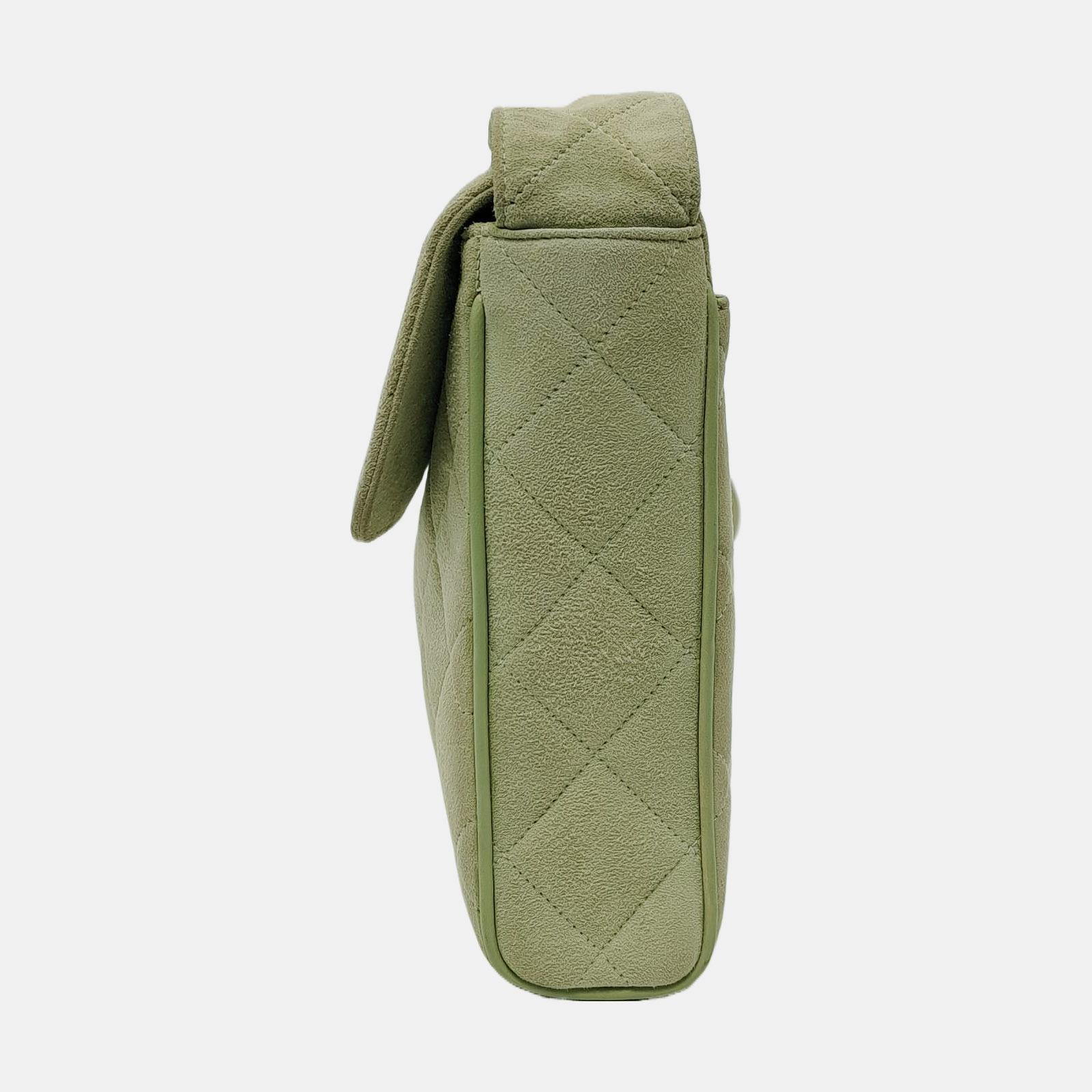 Chanel Vintage Small Flap Crossbody Bag Green Suede Leather, 1991-1994 In Good Condition For Sale In AUBERVILLIERS, FR