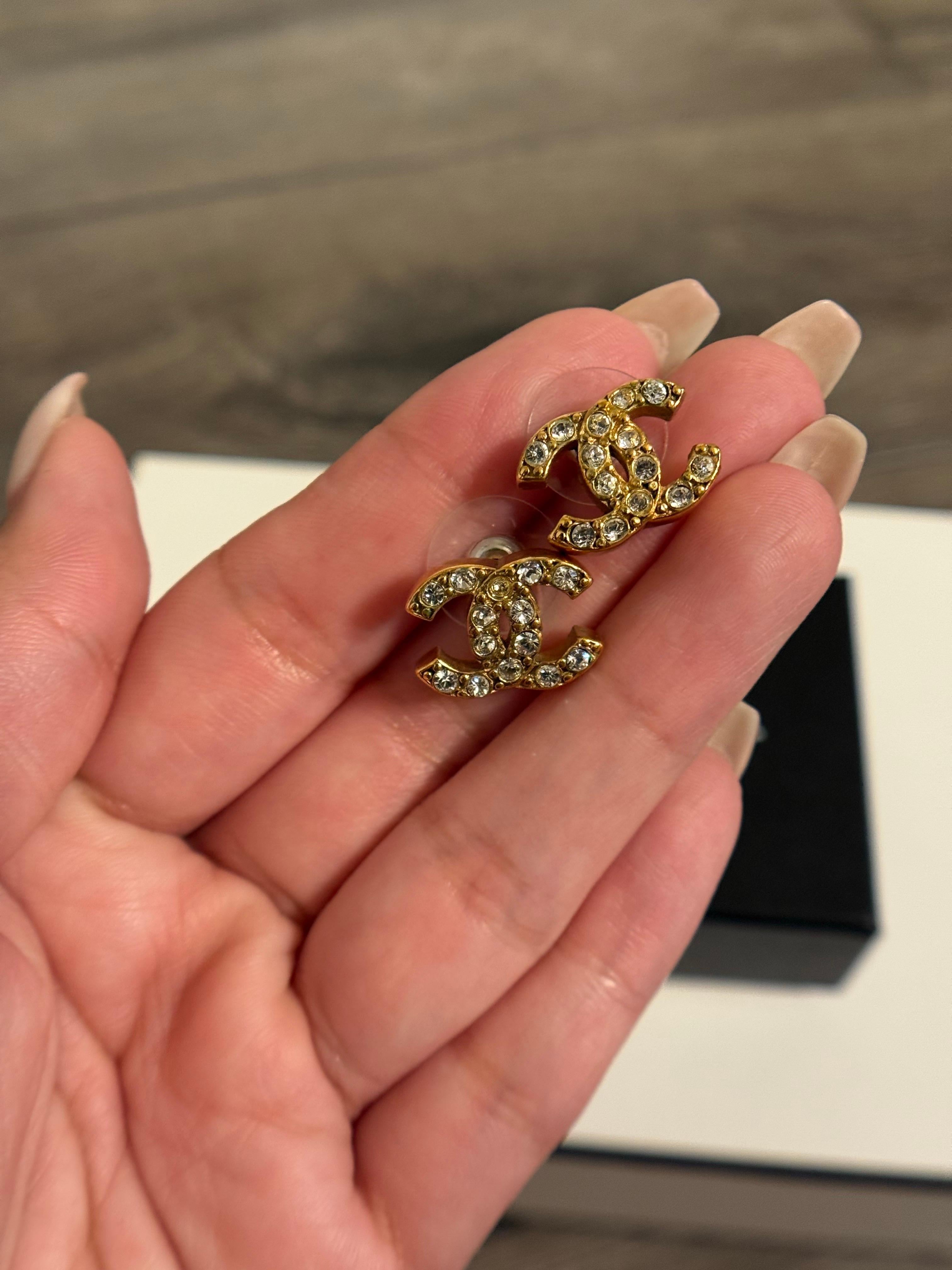 CHANEL Vintage Kleine goldene Kristall-CC-Ohrringe im Angebot 6