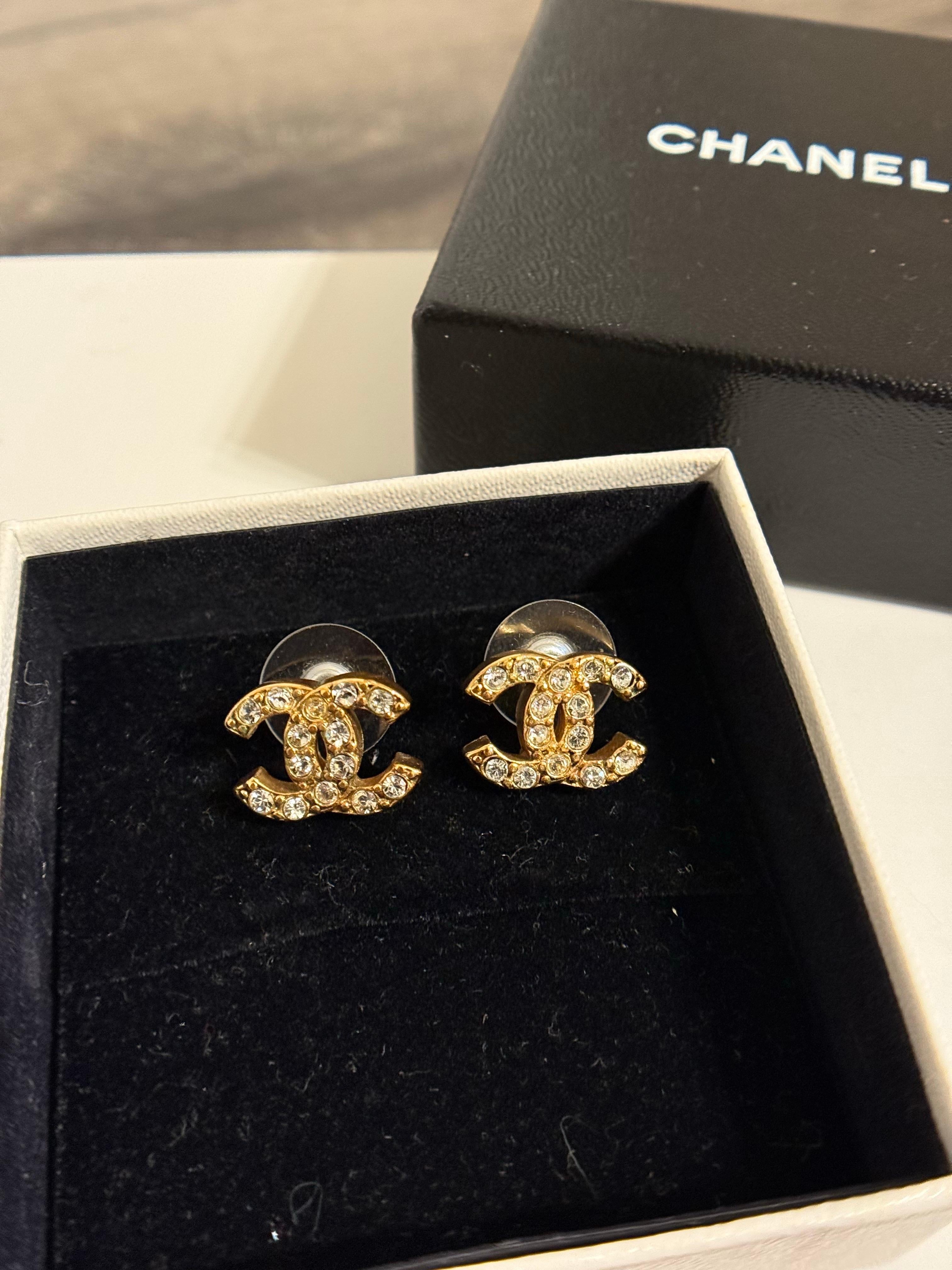 CHANEL Vintage Kleine goldene Kristall-CC-Ohrringe im Angebot 7