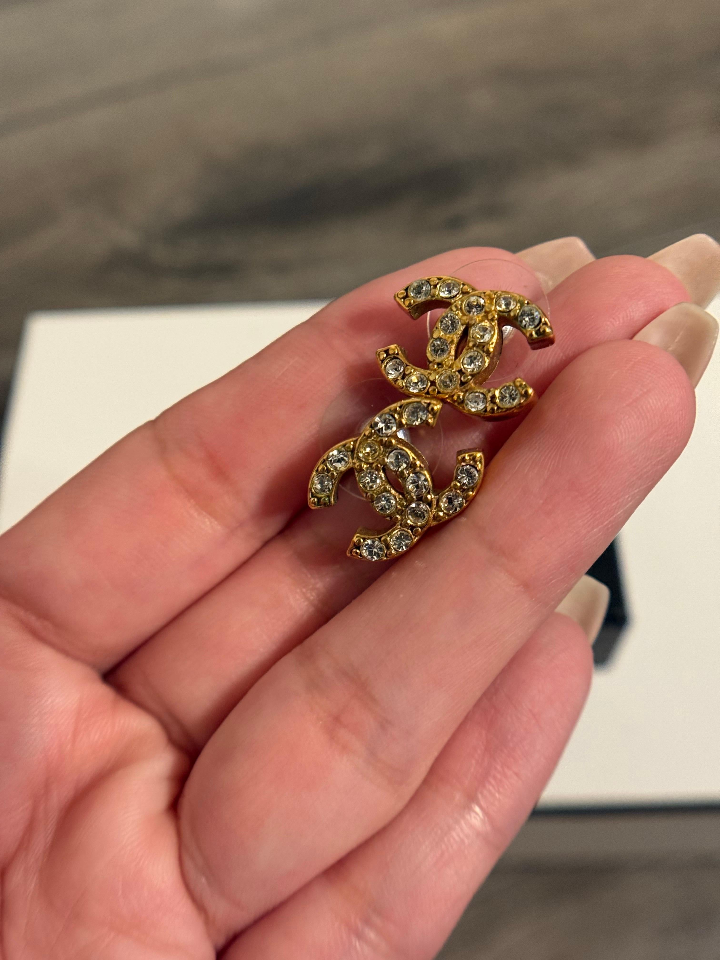 DETAILS:
Markenzeichen: CHANEL
Hergestellt in Frankreich
Collection'S 2005
Die Ohrringe sind in gutem Zustand mit minimaler Abnutzung
Kommt mit Box

WICHTIGE INFORMATIONEN:
Dieser Artikel ist ein gebrauchtes Vintage-Stück und kann altersgemäße