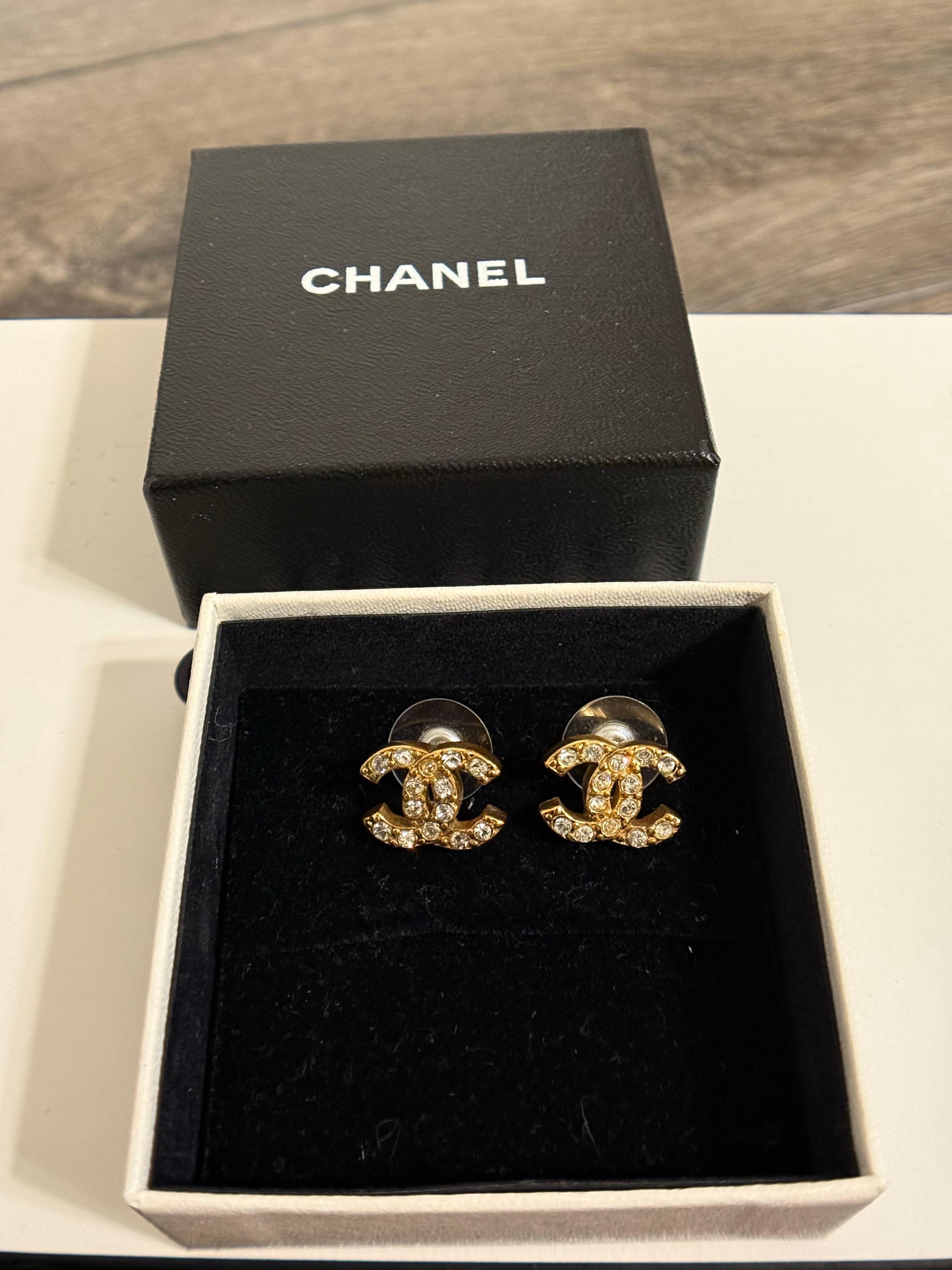 CHANEL Vintage Kleine goldene Kristall-CC-Ohrringe im Zustand „Gut“ im Angebot in Bellevue, WA