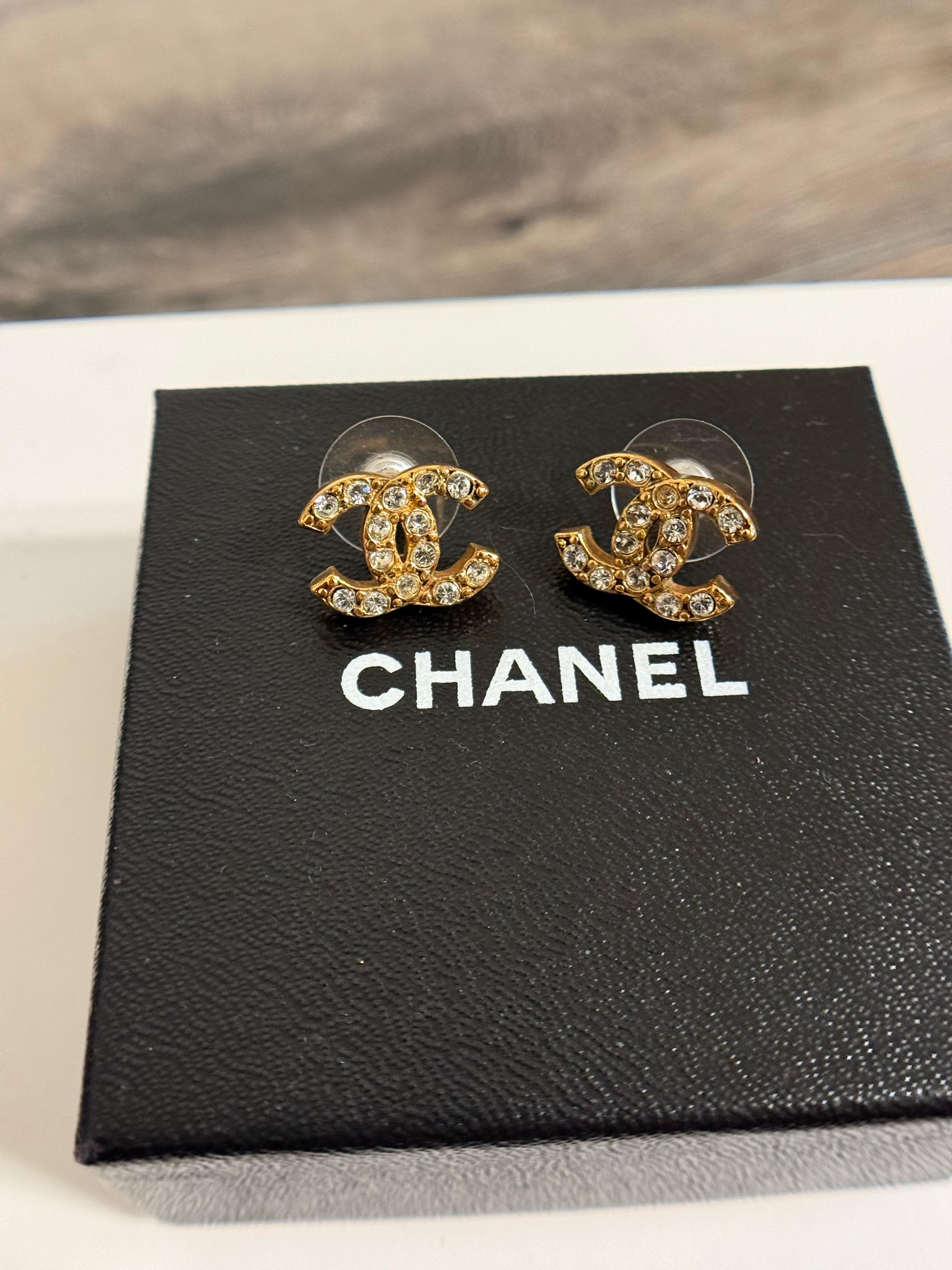 CHANEL Vintage Kleine goldene Kristall-CC-Ohrringe für Damen oder Herren im Angebot