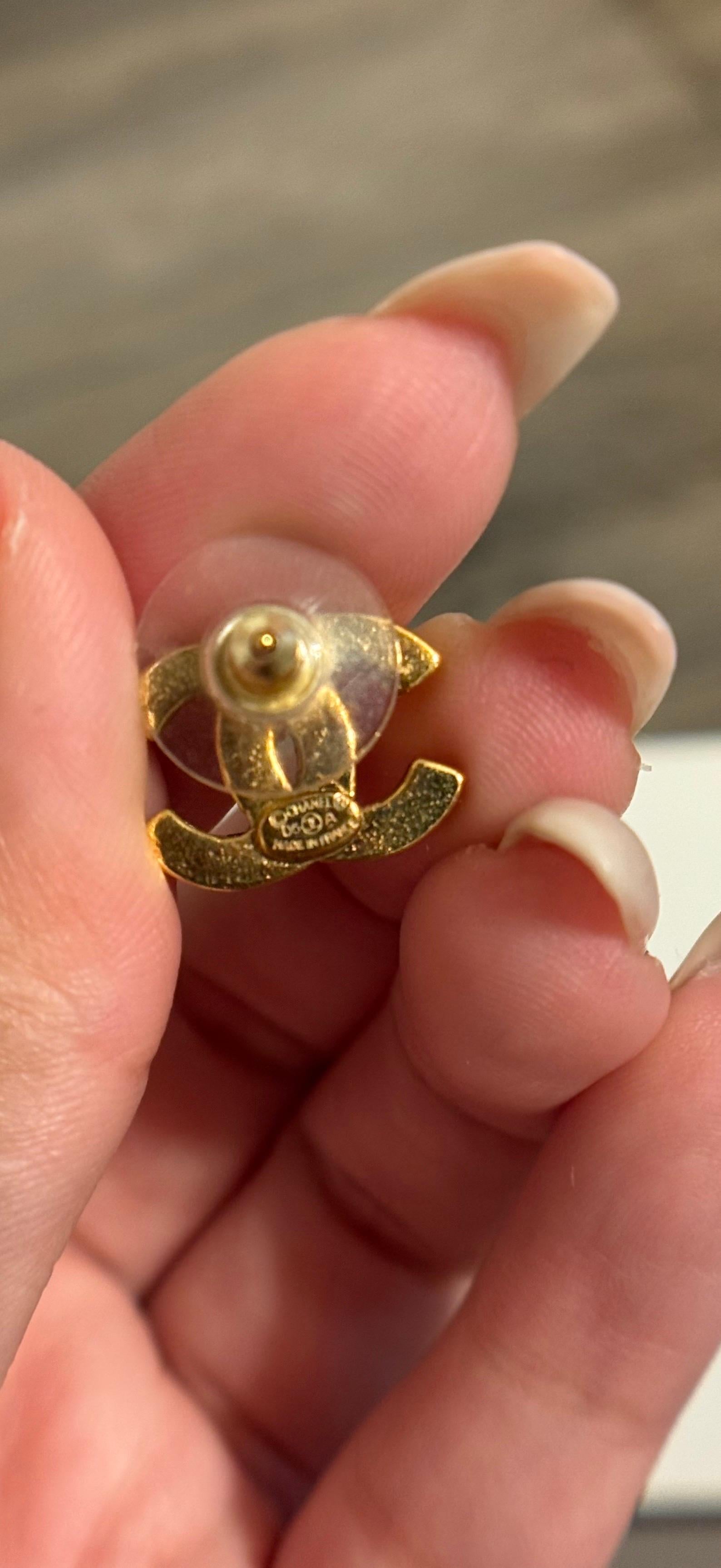 CHANEL Vintage Kleine goldene Kristall-CC-Ohrringe im Angebot 1