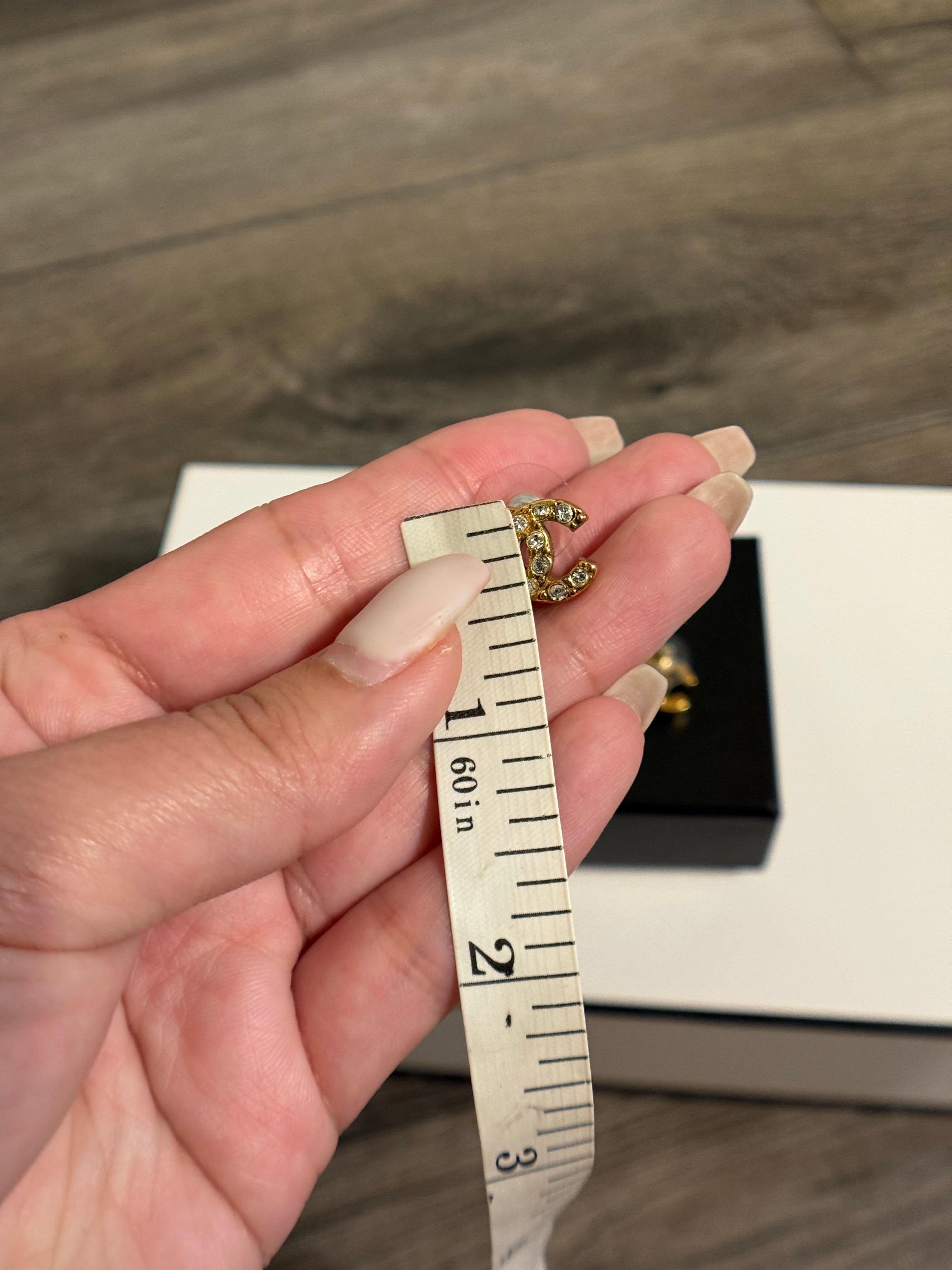 CHANEL Vintage Kleine goldene Kristall-CC-Ohrringe im Angebot 2