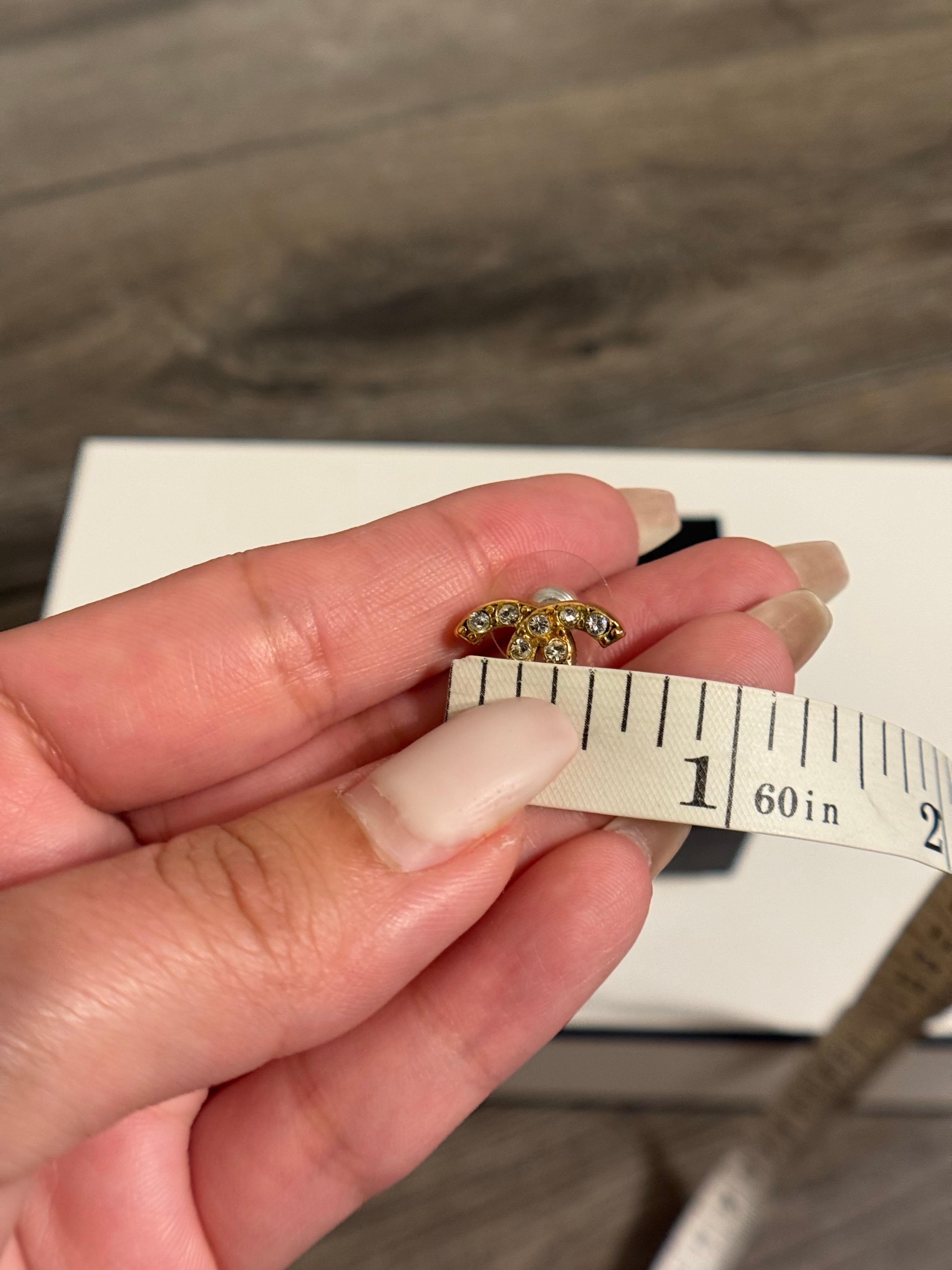 CHANEL Vintage Kleine goldene Kristall-CC-Ohrringe im Angebot 3