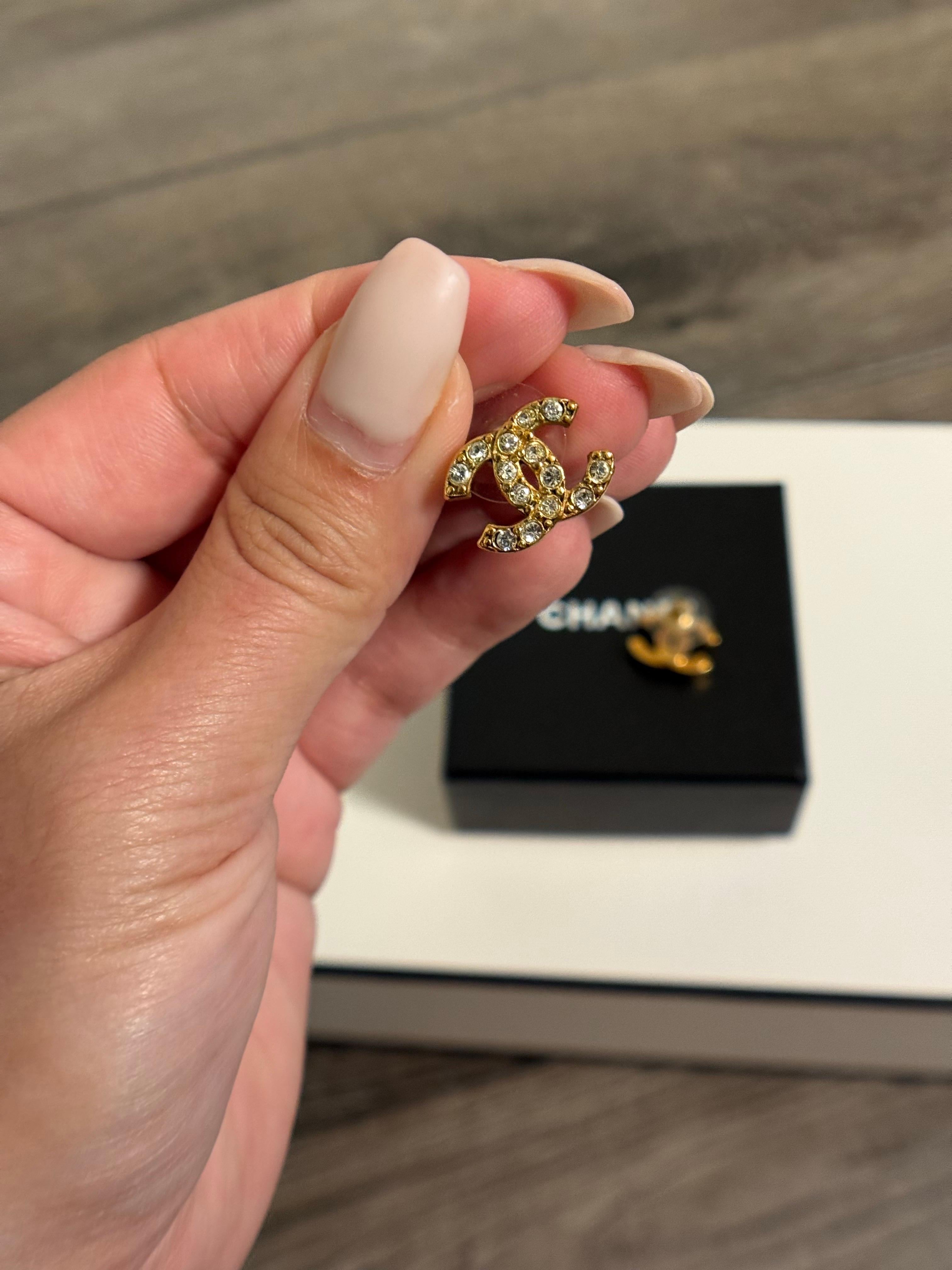 CHANEL Vintage Kleine goldene Kristall-CC-Ohrringe im Angebot 4