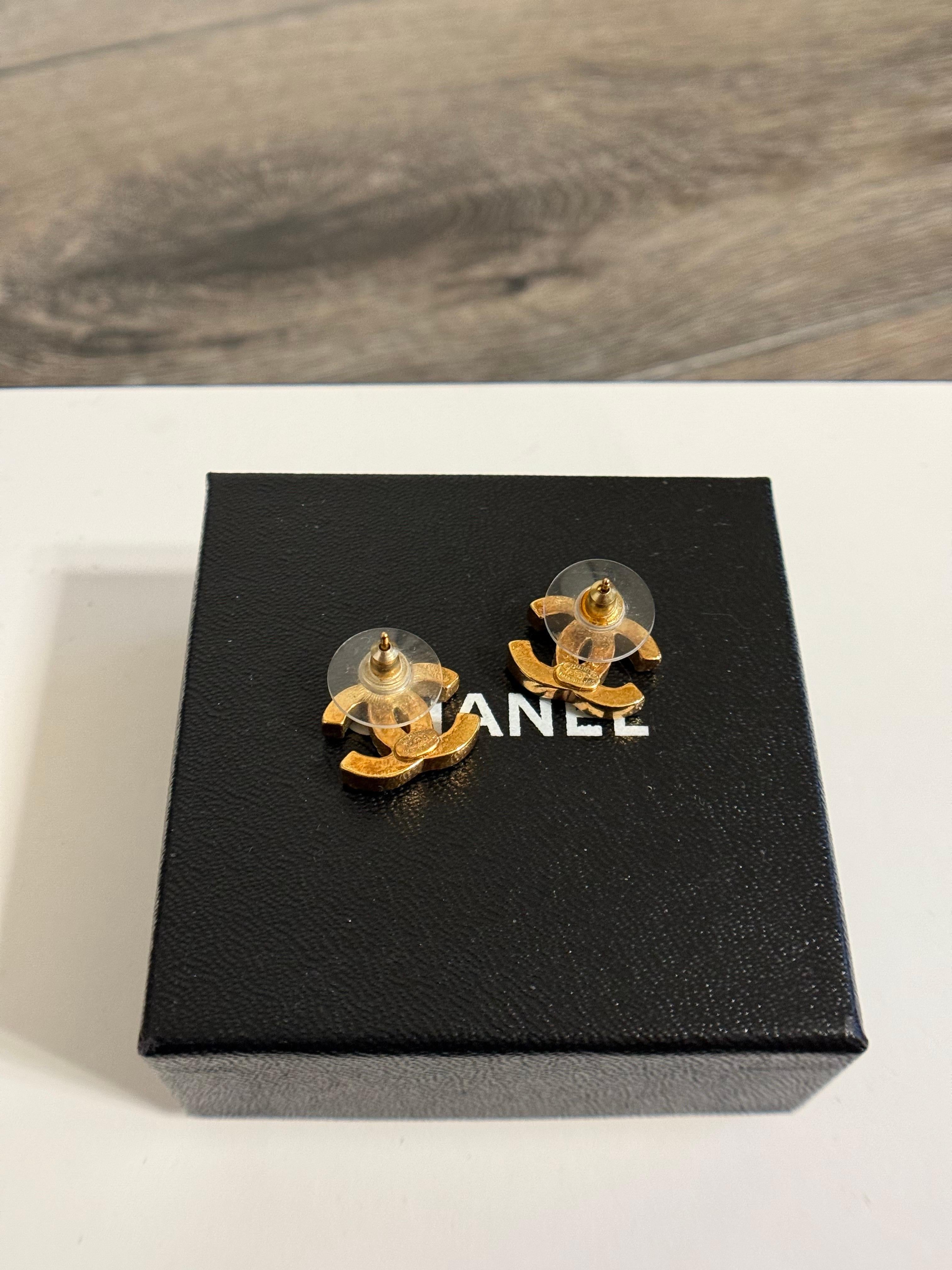 CHANEL Vintage Kleine goldene Kristall-CC-Ohrringe im Angebot 5