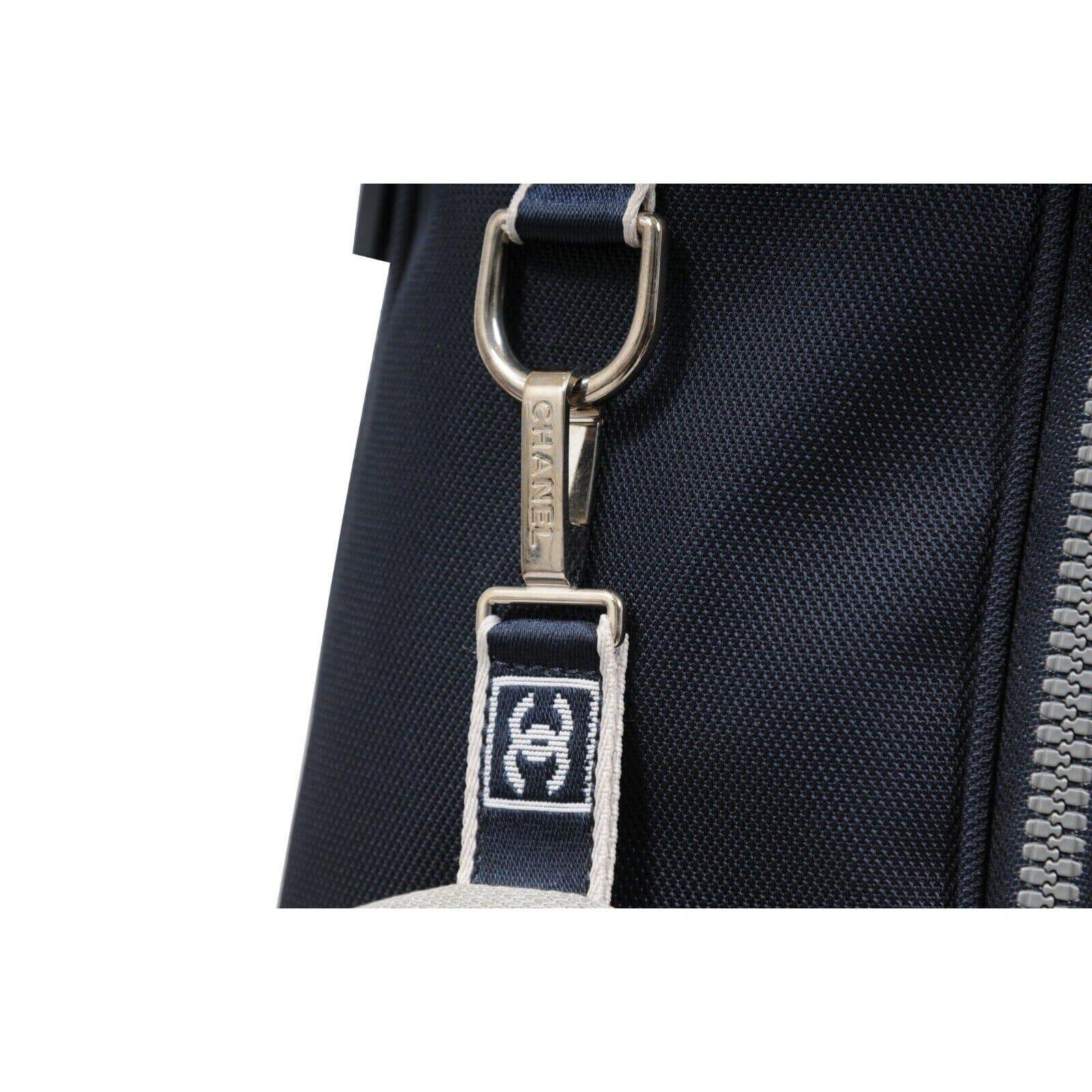 Chanel Vintage Sport Golf Tasche Marineblau Weiß CC Logo Cross Body Travel Pouch im Angebot 1