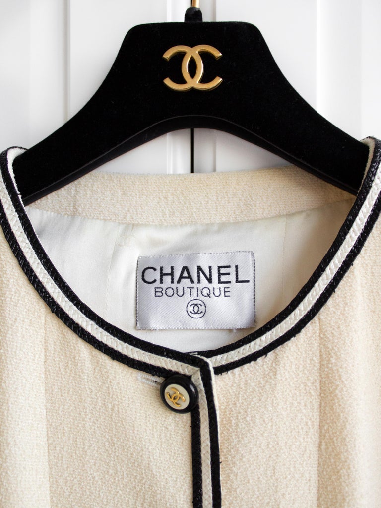 Chanel Vintage Spring 1995 Ivory Ecru Black Tweed Braided CC 95P Jacket For Sale 1