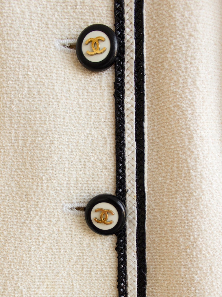 Chanel Vintage Spring 1995 Ivory Ecru Black Tweed Braided CC 95P Jacket For Sale 3