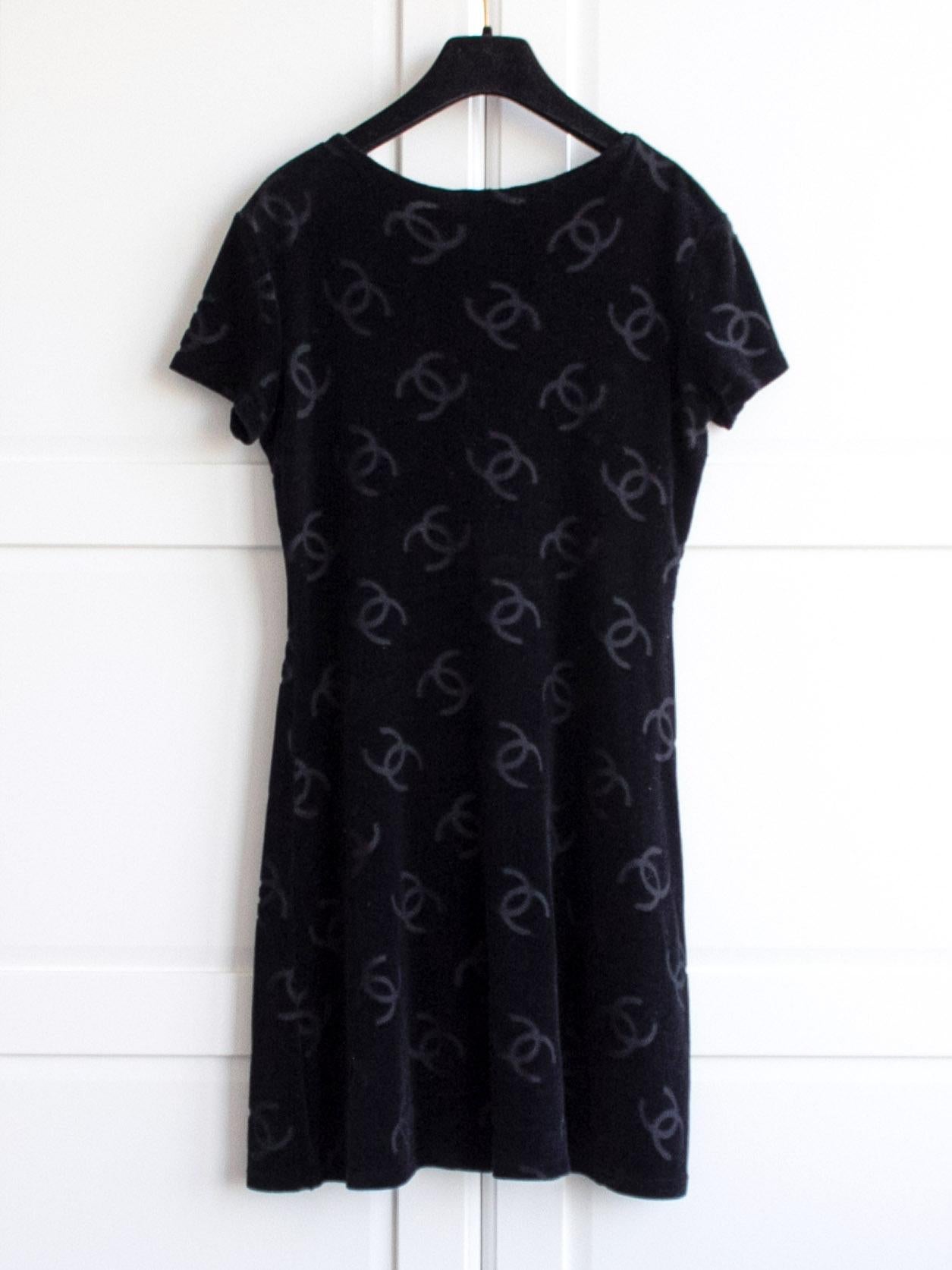 Chanel Vintage Spring 1996 Black CC Logo Velour Mini LBD 96P Dress In Good Condition In Jersey City, NJ