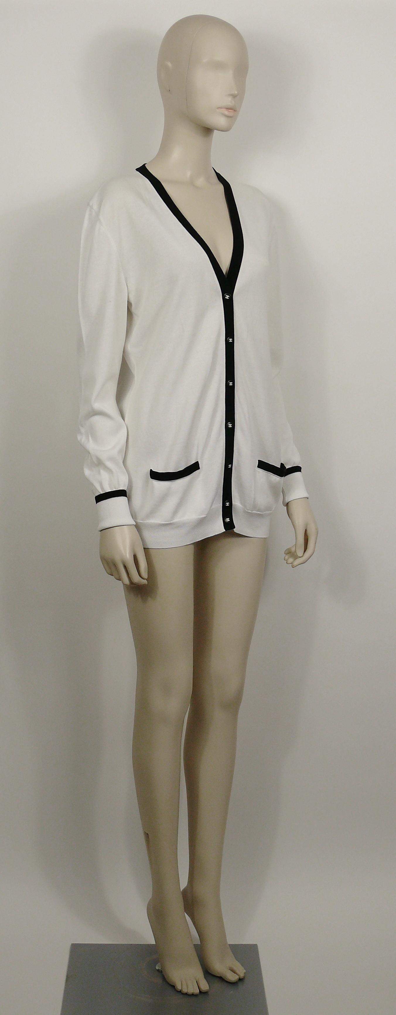 CHANEL vintage classic white and black cotton cardigan featuring logo buttons, from the Spring 1996 Collection.

2 pockets.
Roll up cuffs.

Label reads CHANEL BOUTIQUE Made in France 96 P.

Size tag reads : 42.
Please refer to measurements.