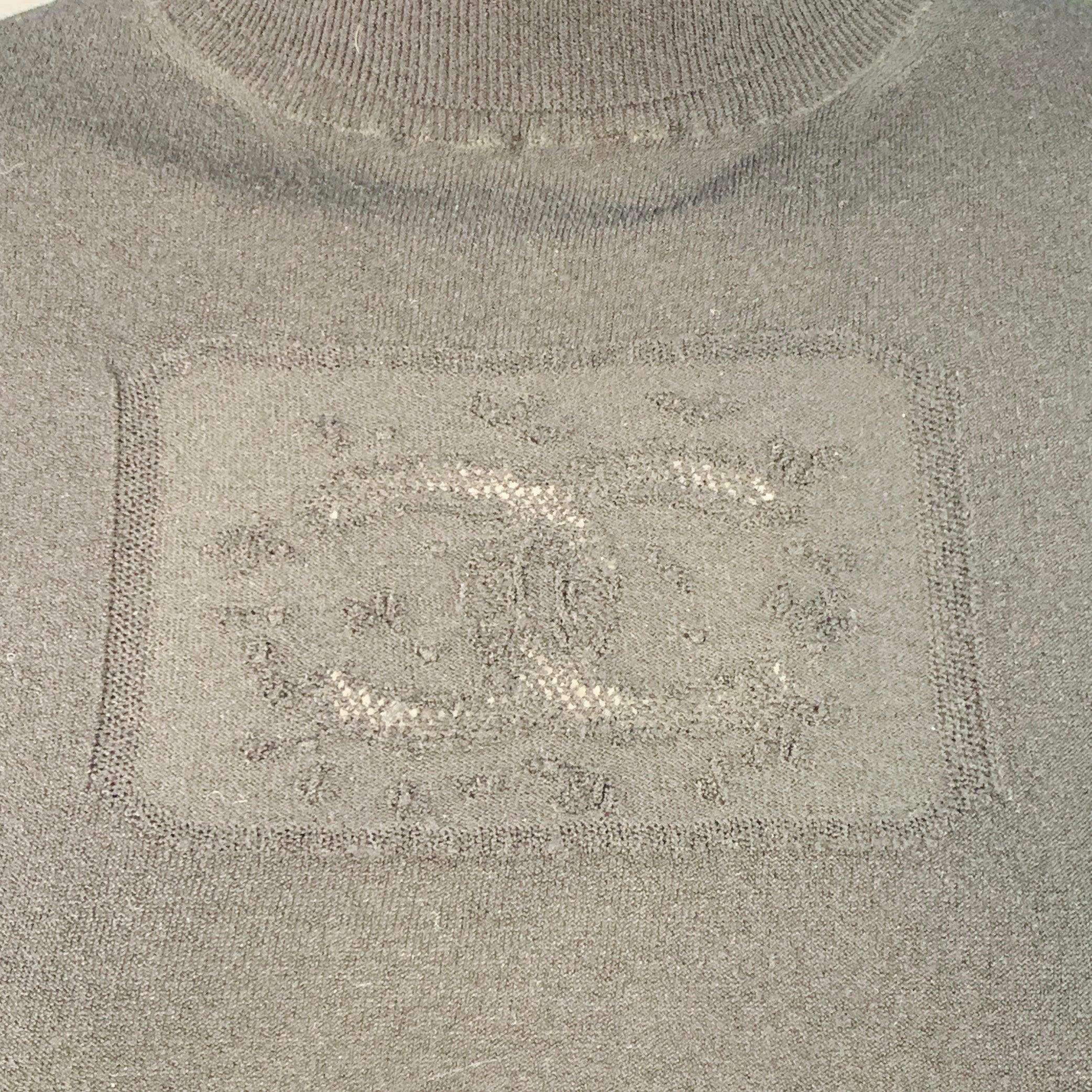 Vintage CHANEL Frühjahr 2003 lässiges Oberteil
aus schwarzem Viskose-Jersey mit tonalem CC-Logo, 3/4-Ärmeln und Rollkragen. Made in France. sehr guter gebrauchter Zustand. Leichte Pillingbildung. 

Markiert:   FR 40 

Abmessungen: 
 
Schultern: 14,5