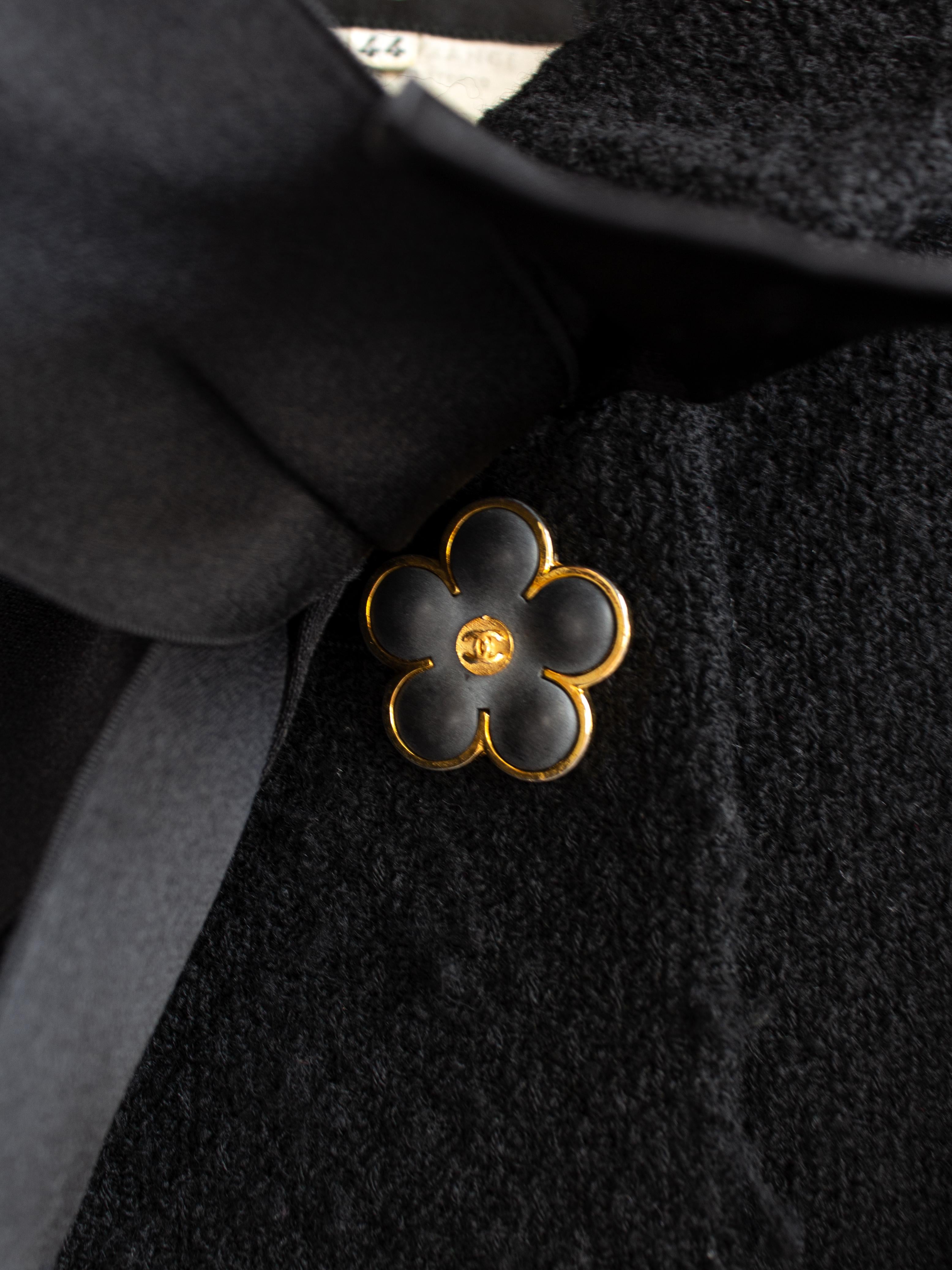 Chanel Vintage Spring/Summer 1991 Black Flower Button Tweed Jacket 5