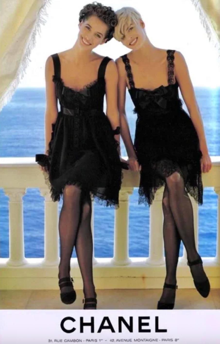 La petite robe noire de Chanel printemps/été 1991 est une pièce étonnante qui incarne l'élégance classique de Chanel. Conçue par Karl Lagerfeld et présentée par les top-modèles Claudia Schiffers et Christy Turlington, cette mini robe en soie est