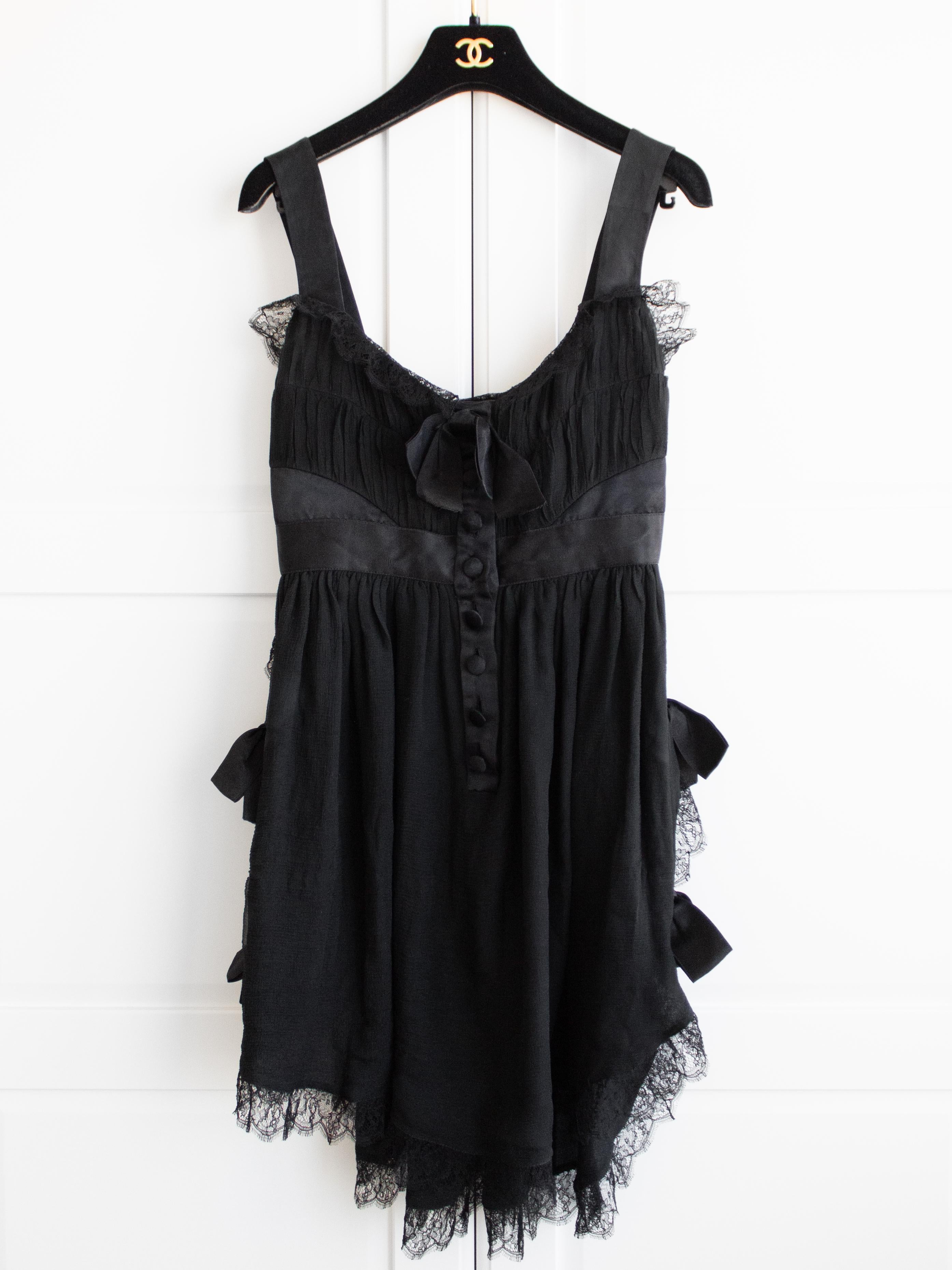 Chanel Vintage Spring/Summer 1991 Black Lace Silk Bow LBD Mini Dress  Pour femmes en vente