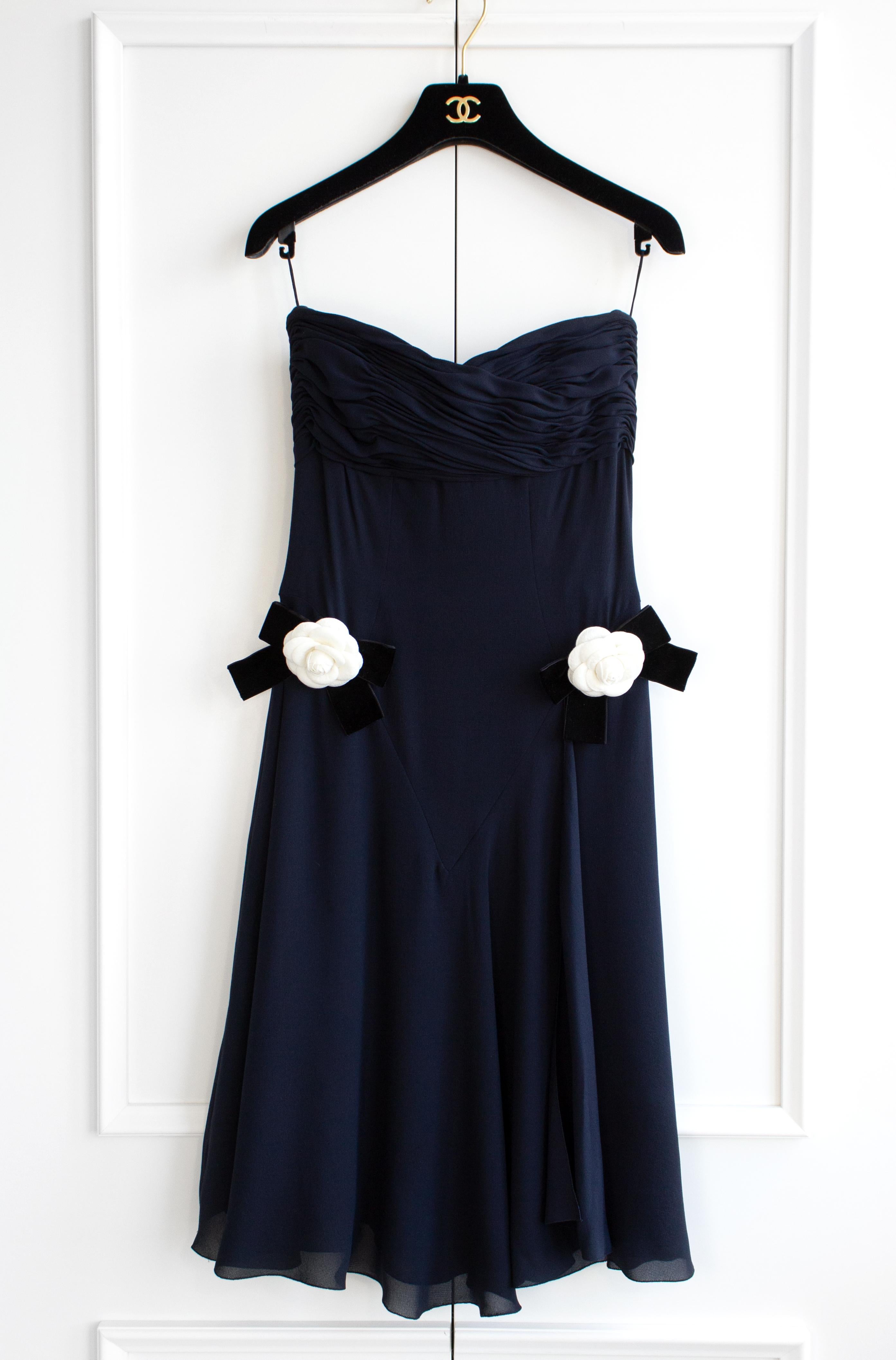 Chanel Vintage Spring/Summer 1992 Navy Blue Silk Sweetheart Draped Dress In Good Condition In Jersey City, NJ