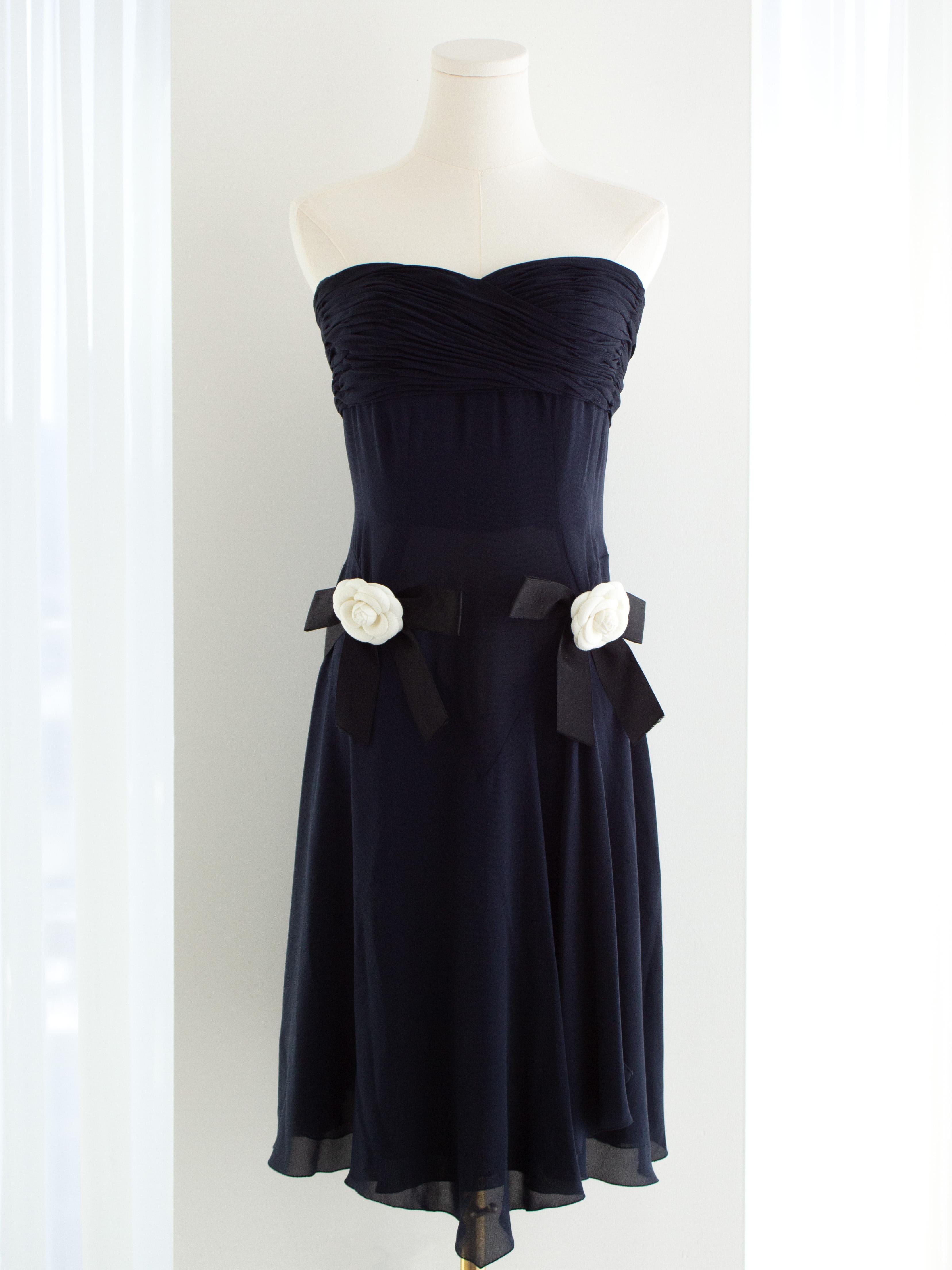 Chanel Vintage Spring/Summer 1992 Navy Blue Silk Sweetheart Draped Mini Dress In Good Condition For Sale In Jersey City, NJ