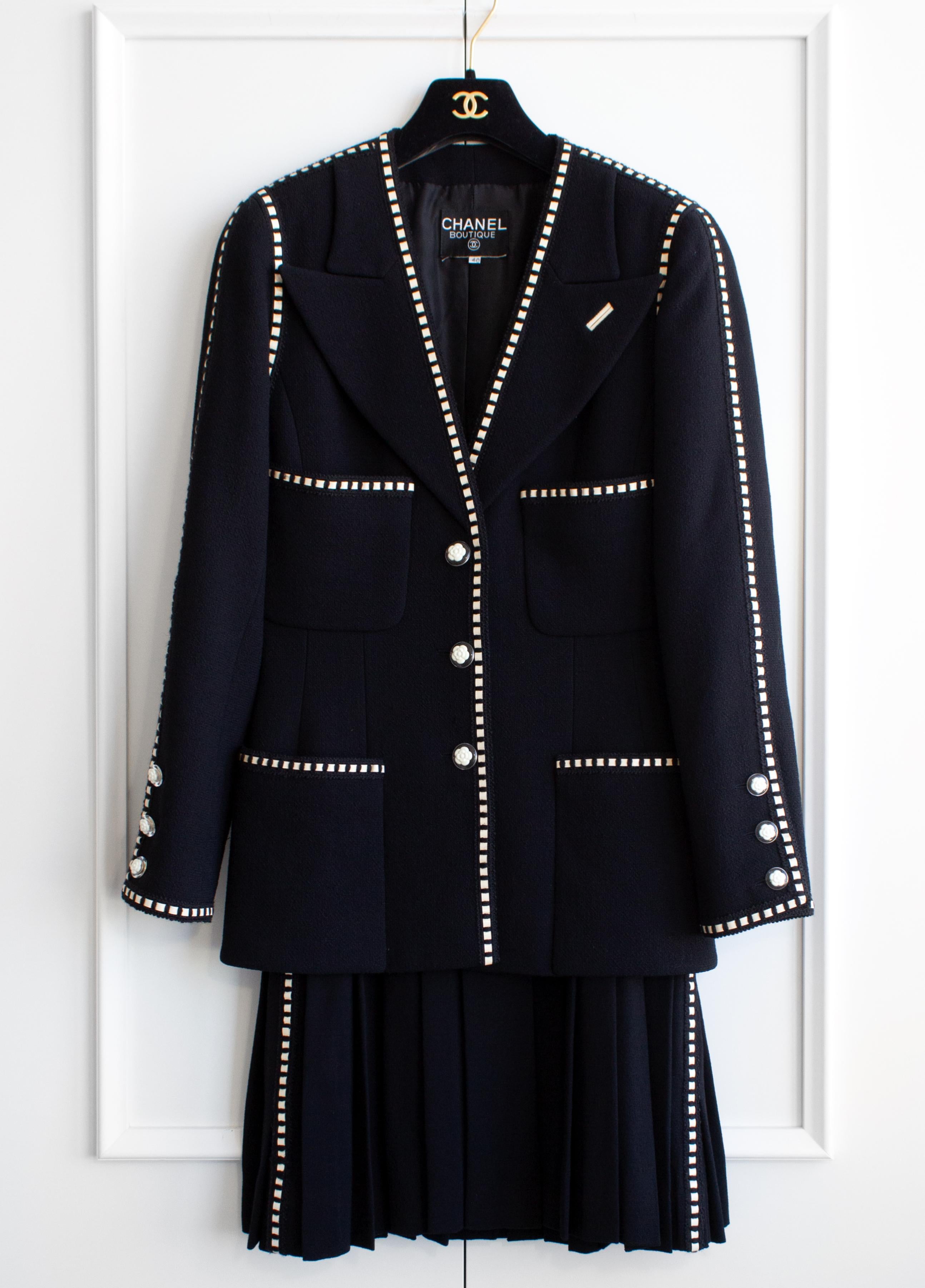 Women's Chanel Vintage Spring/Summer 1992 Navy Blue White Lucite Camellia Jacket Suit