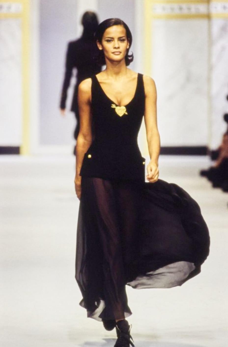 Cette pièce vintage unique, issue de la collection Chanel du printemps 1993, est un objet incontournable pour tout collectionneur. Le top corset classique en tweed conçu par Karl Lagerfeld présente une encolure en V et un corsage structuré qui