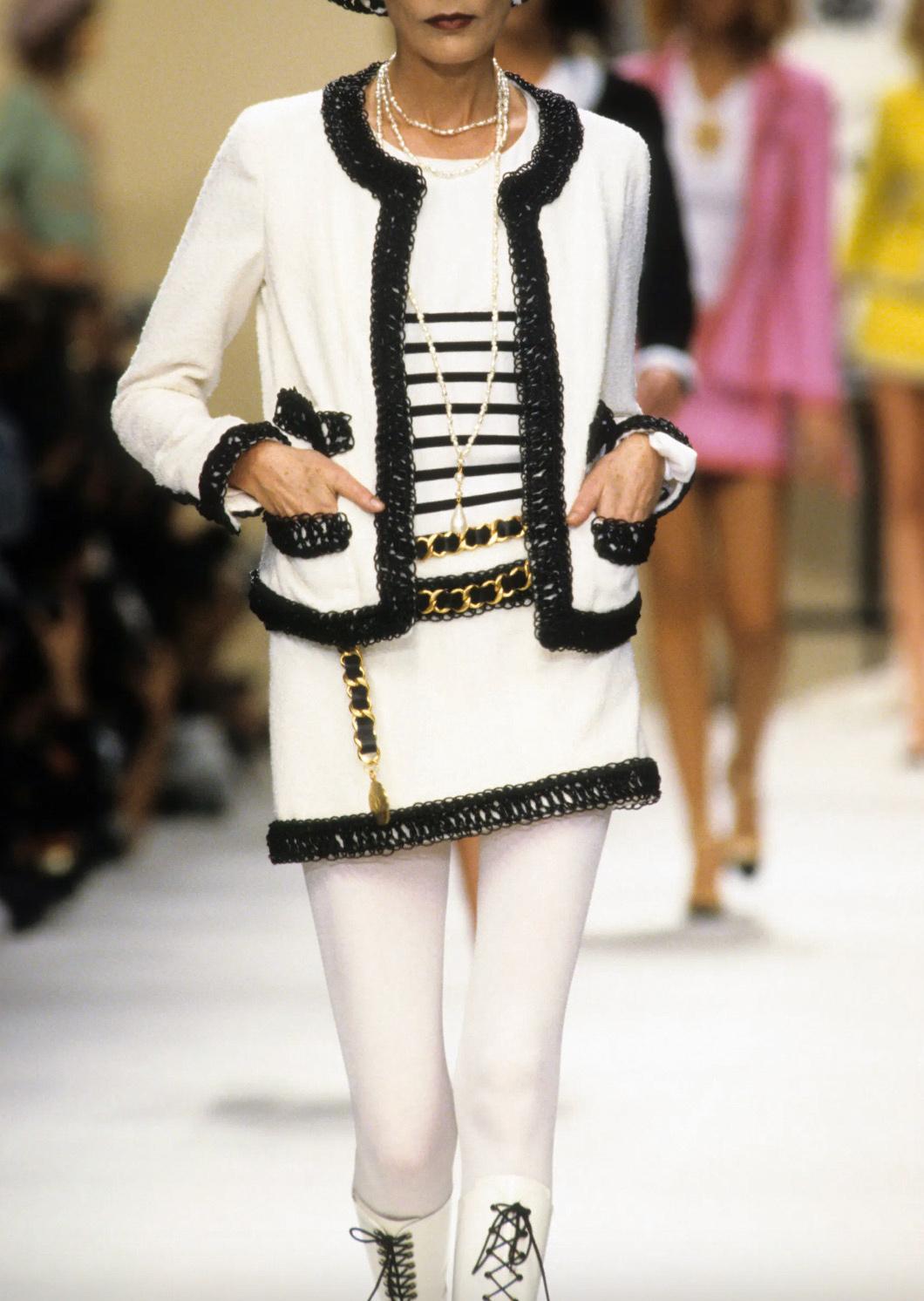 Chanel Vintage Spring/Summer 1994 Ecru Ivory Cream Black Scoubidou 94P Jacket For Sale 10